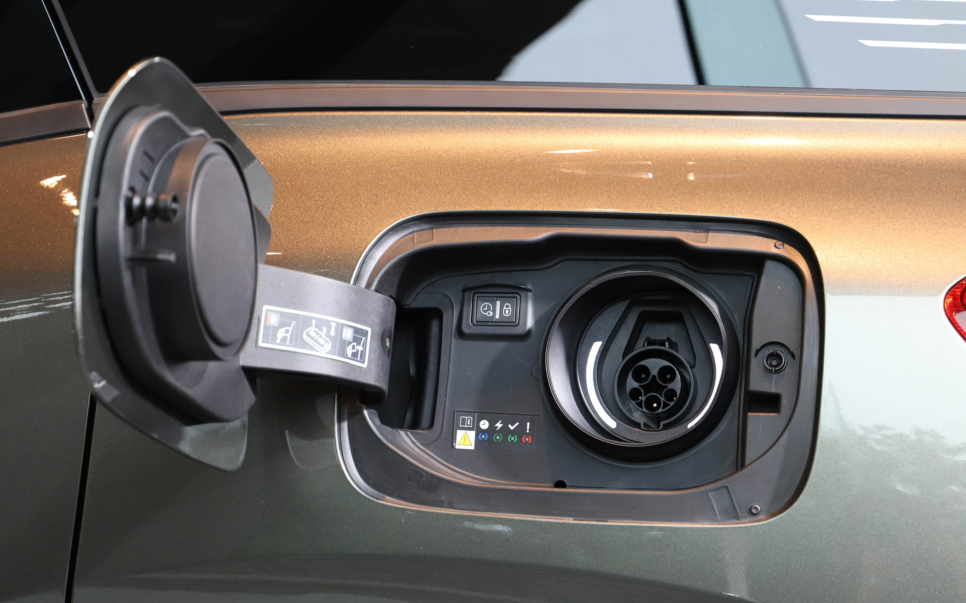 パワートレーンは180PS/250Nmを発生する4気筒DOHC 1.6リッターガソリンターボエンジン搭載モデルのほか、システムトータル出力225PS/360Nmを発生するプラグインハイブリッドモデルをラインアップ