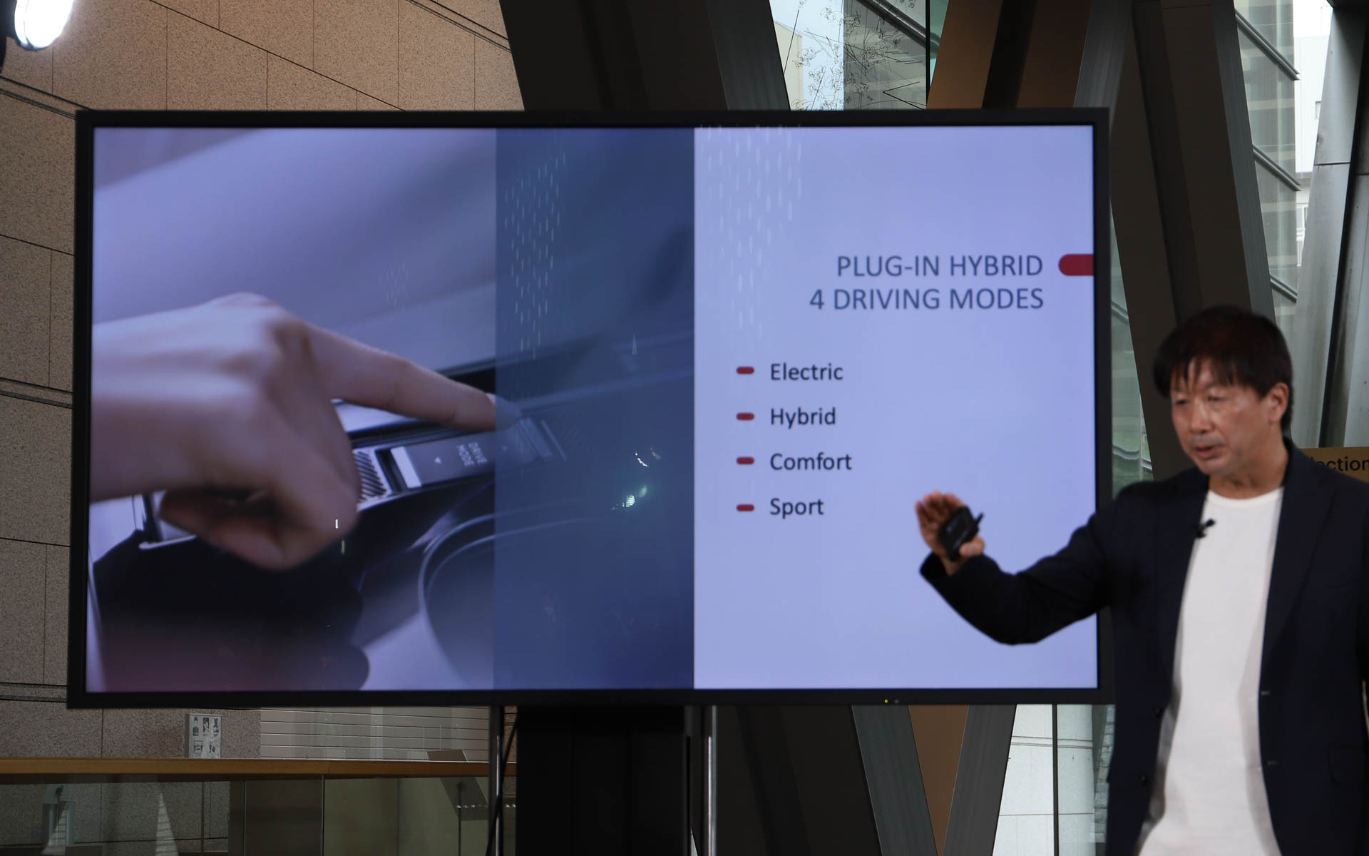 プラグインハイブリッドはモーターで走る「エレクトリック」、モーターとエンジンを自動制御しつつ走行する「ハイブリッド」、アクティブサスペンションを作動させ、“フライングカーペット”効果を最大化する「コンフォート」、エンジン走行を基本としてモーターアシストを行なう「スポーツ」の4モードを設定