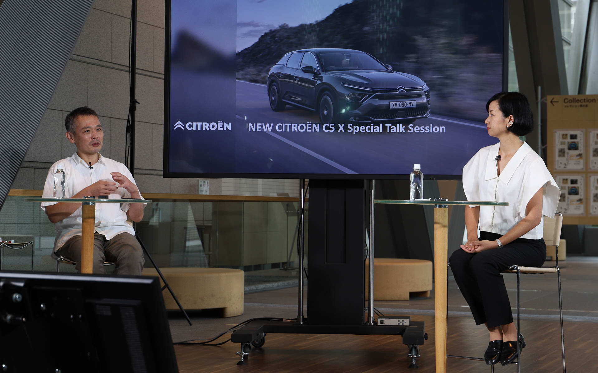 フランス在住で、新型C5 Xのカラーマテリアルを担当した カラーマテリアルプロジェクトマネジャー 柳沢知恵氏が来日。AXIS編集長 上条昌宏氏とトークディスカッションを行ない、シトロエンのロゴである“シェブロン”を元にしたデザインが採用されたことなどが語られた