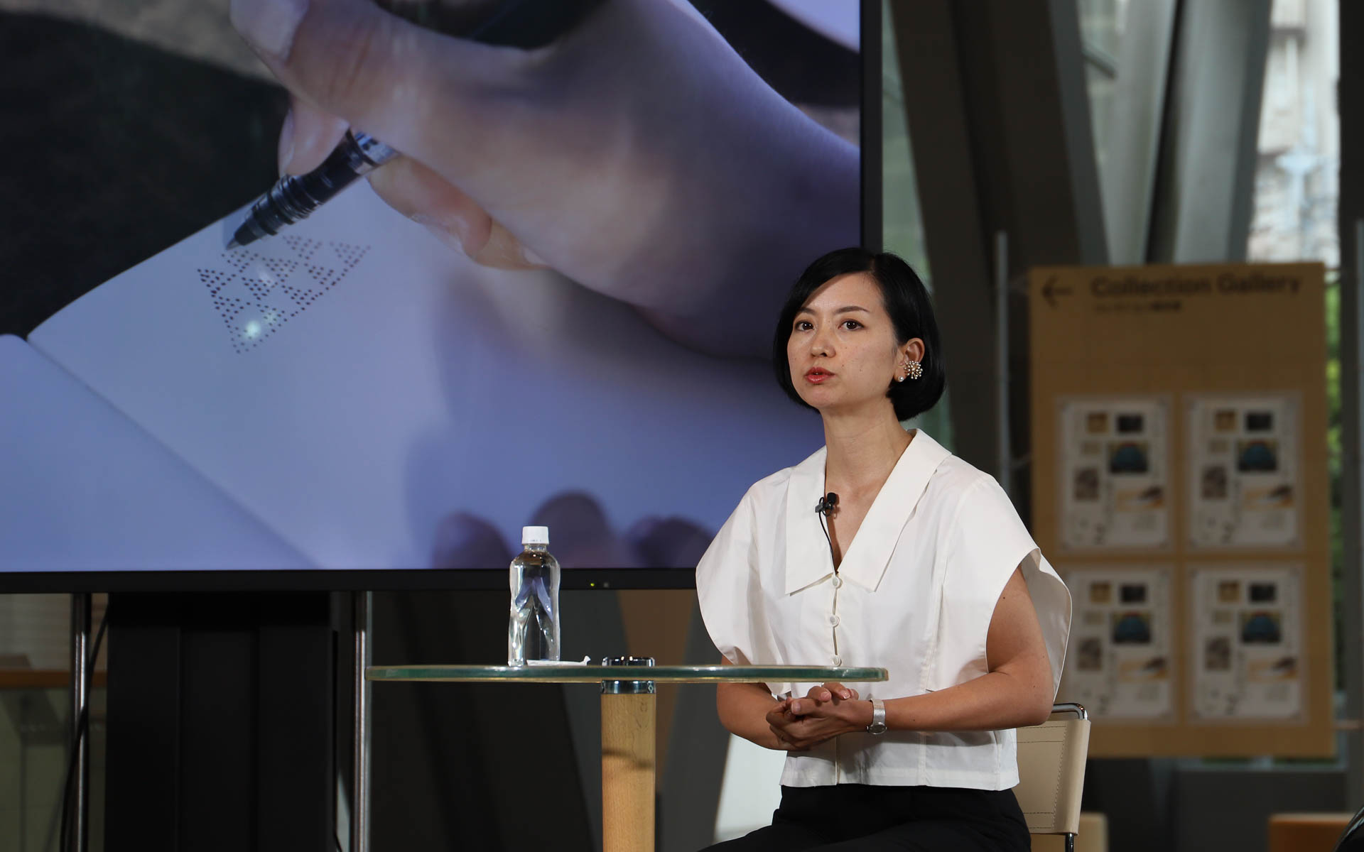 フランス在住で、新型C5 Xのカラーマテリアルを担当した カラーマテリアルプロジェクトマネジャー 柳沢知恵氏が来日。AXIS編集長 上条昌宏氏とトークディスカッションを行ない、シトロエンのロゴである“シェブロン”を元にしたデザインが採用されたことなどが語られた