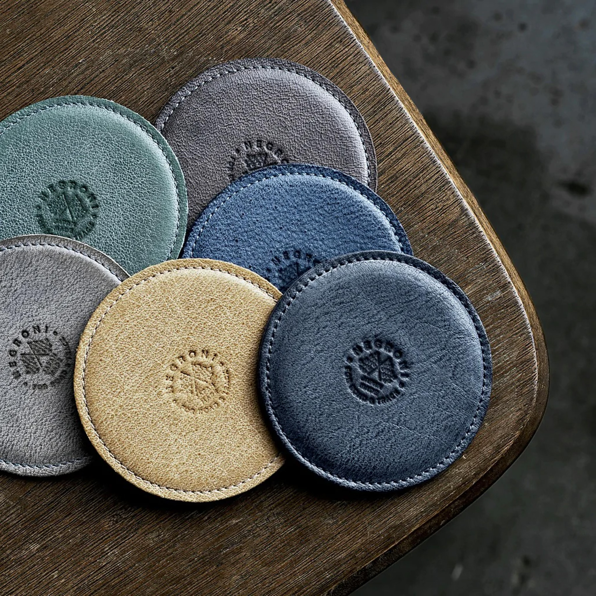 銀座三越 5F 紳士靴売場では、NISSAN CROSSING 1Fカウンターで配られるノベルティ引換券を持って、対象4モデルの中からいずれかのカラーを試着した先着50名に、ネグローニ特製レザーコースターをプレゼント