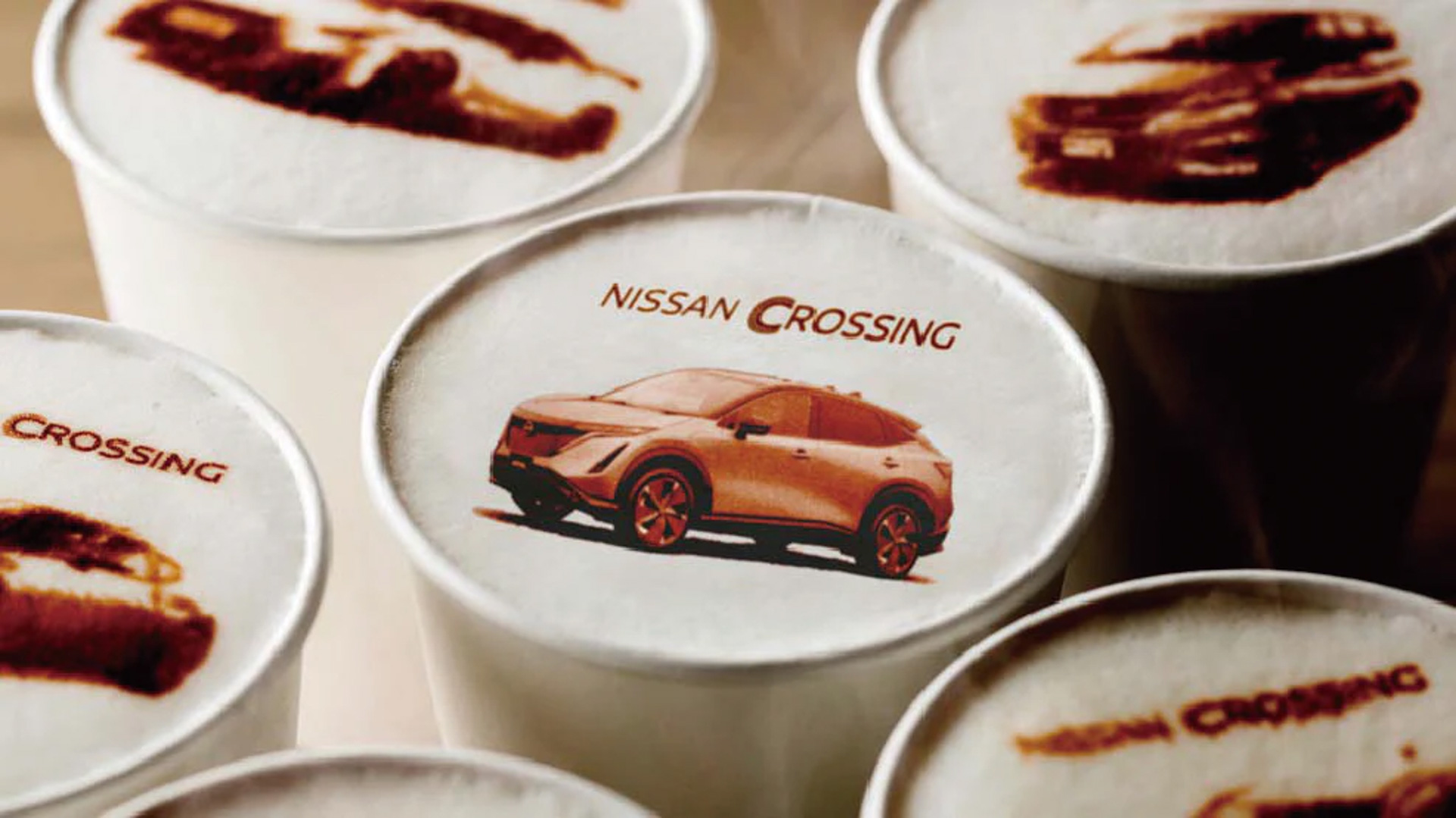 イベント期間中、ネグローニのドライビングシューズを購入した先着50名に、CROSSING CAFE（NISSAN CROSSING 2F）で使える「ドリンク引換券」がプレゼントされる