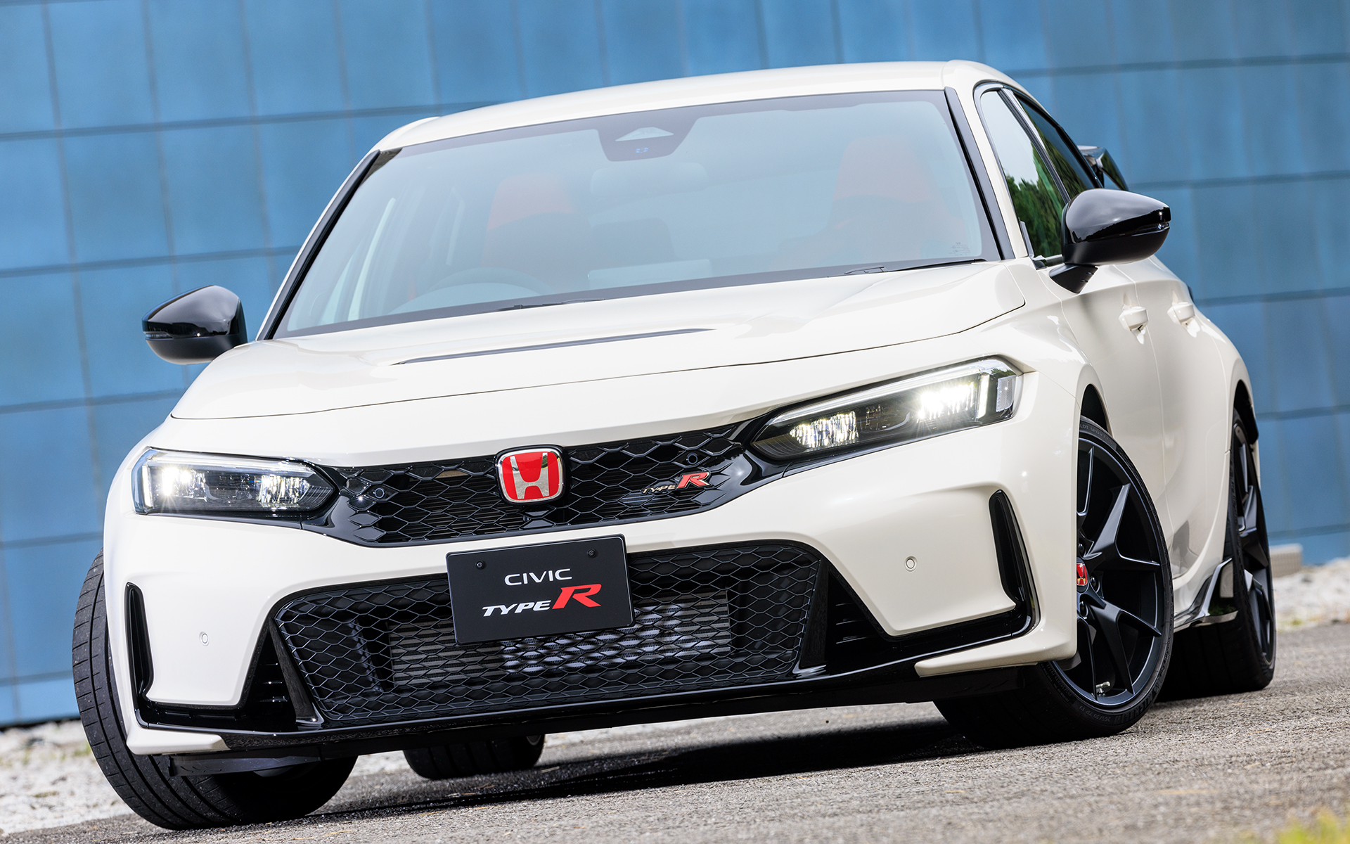 新型シビック TYPE R。撮影車両のボディカラーはチャンピオンシップホワイト