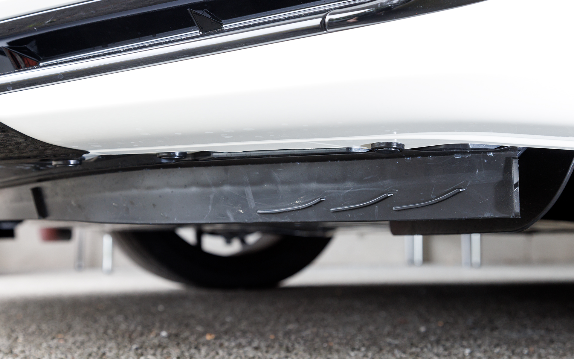 樹脂製のリップスポイラーには剛性アップのためのリブが配されている