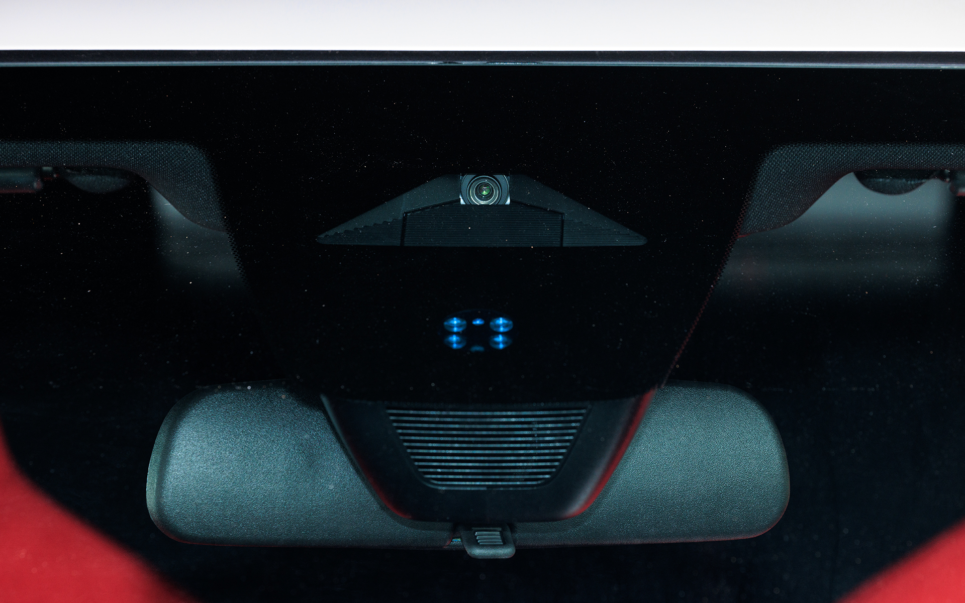 フロントウィンドウ上部に単眼カメラを配置。スポーツモデルとはいえ衝突被害軽減ブレーキをはじめとした先進安全装備は標準で搭載されている