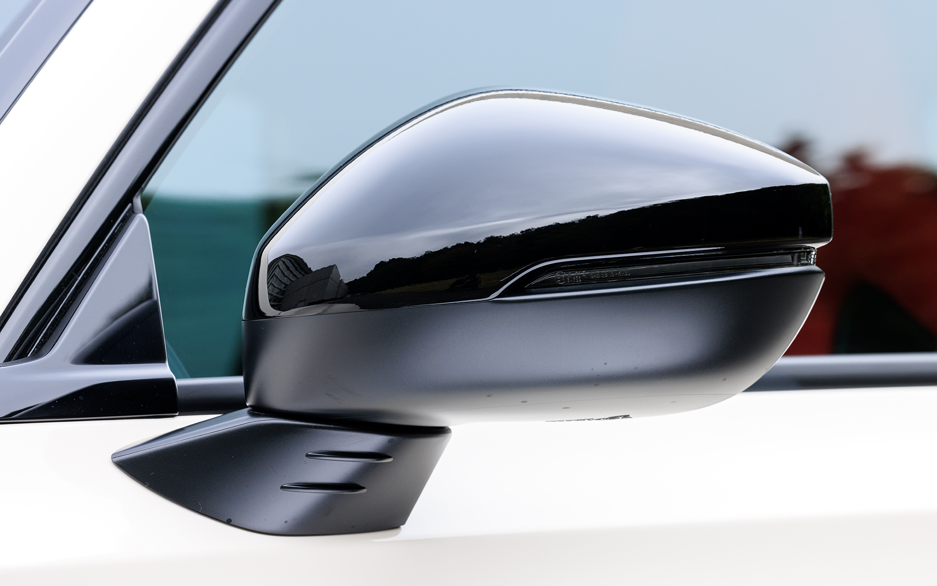 ドアミラーはグロスブラック塗装