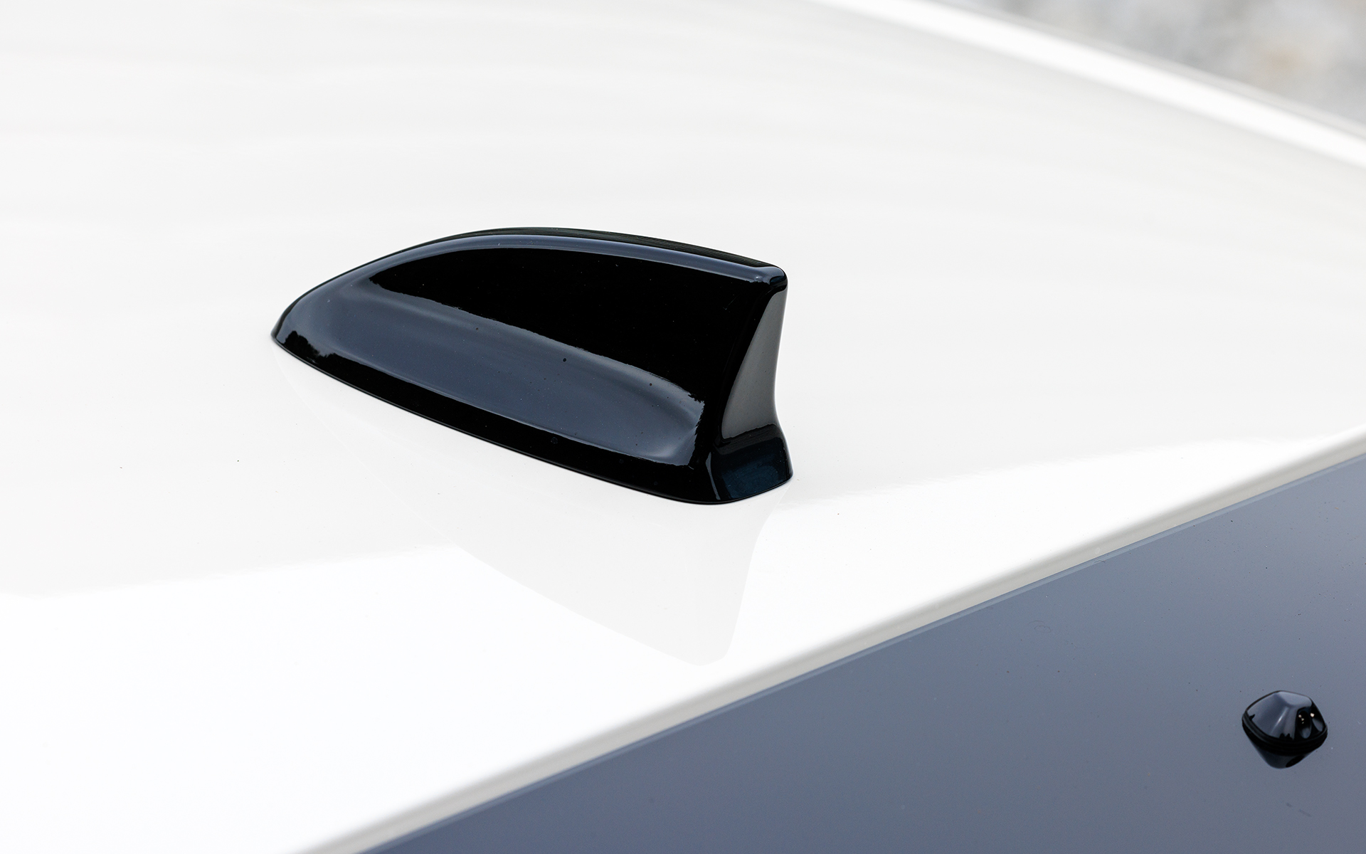 グロスブラックのシャークフィンアンテナ