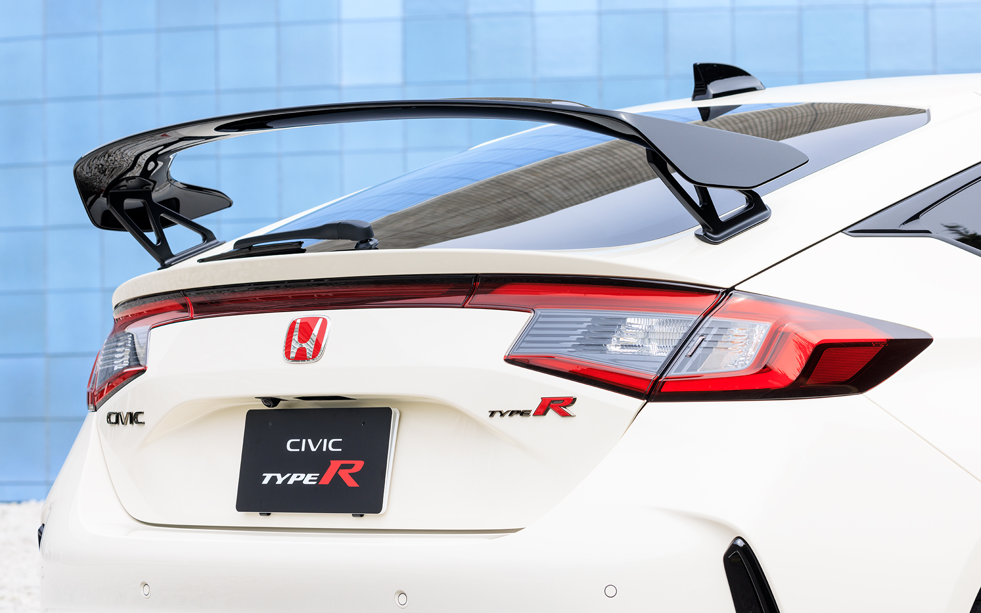 アルミダイキャスト製のステーに装着されるリアスポイラー