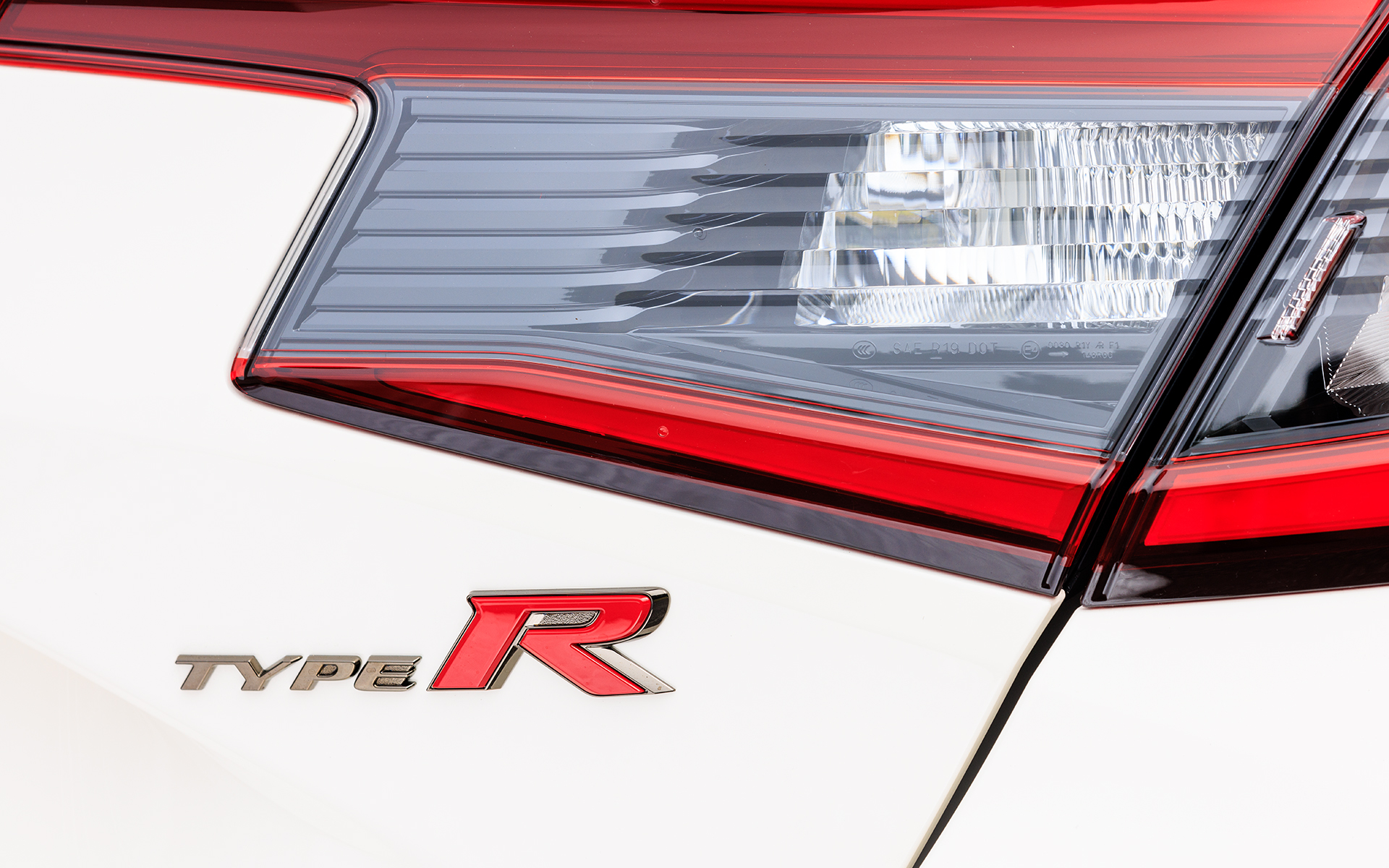 リアハッチにはタイプRの証ともいえるバッジを装着
