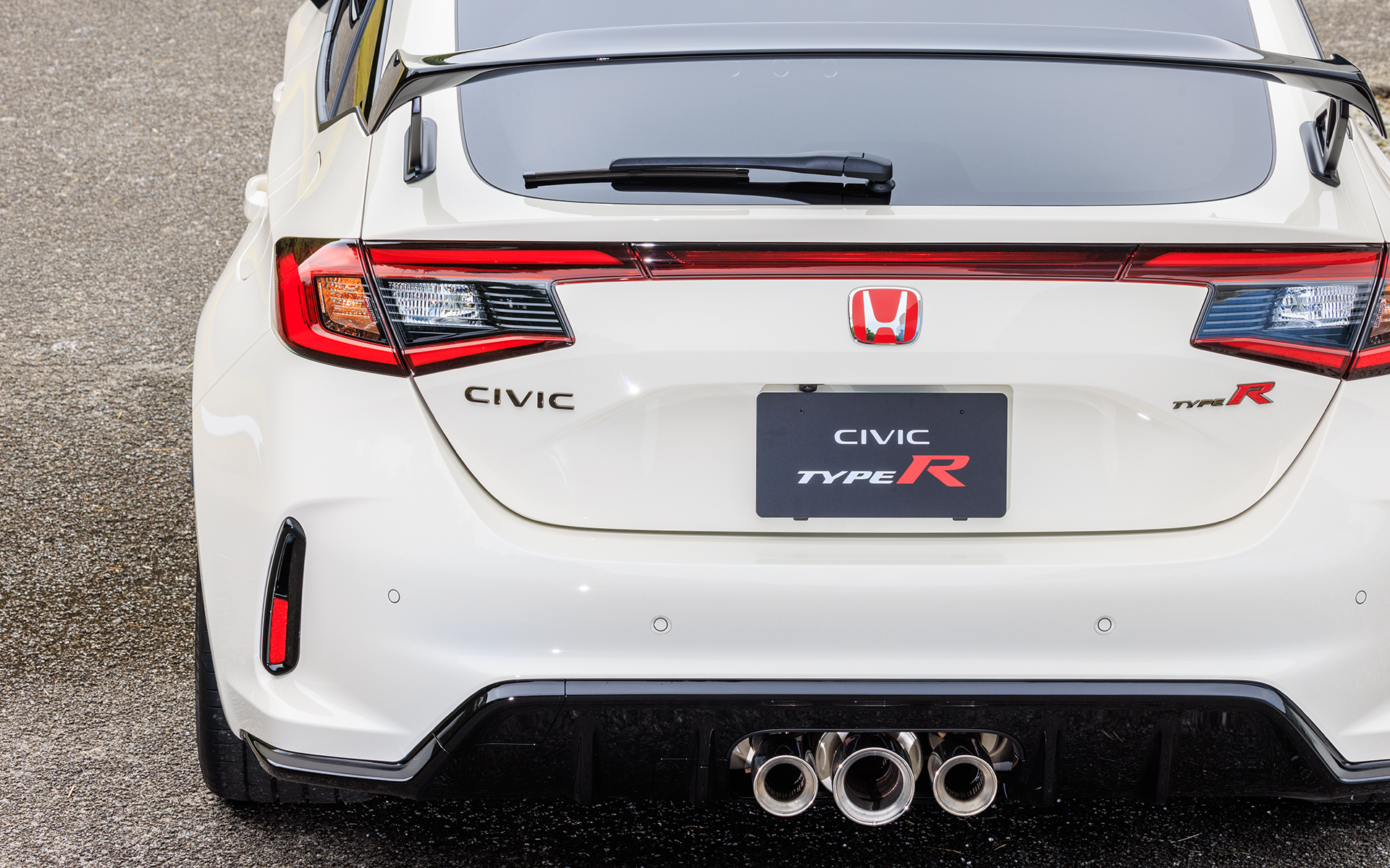 大きく張り出したリアフェンダー