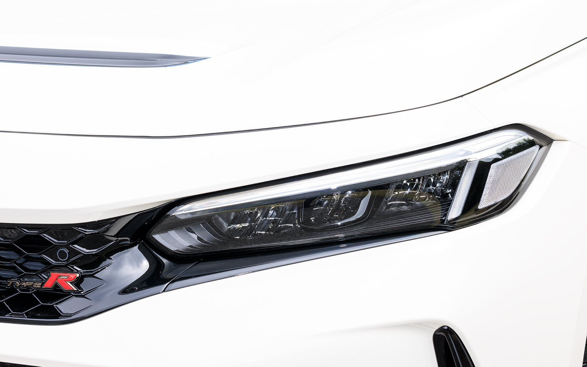 ヘッドライトはフルLEDタイプ