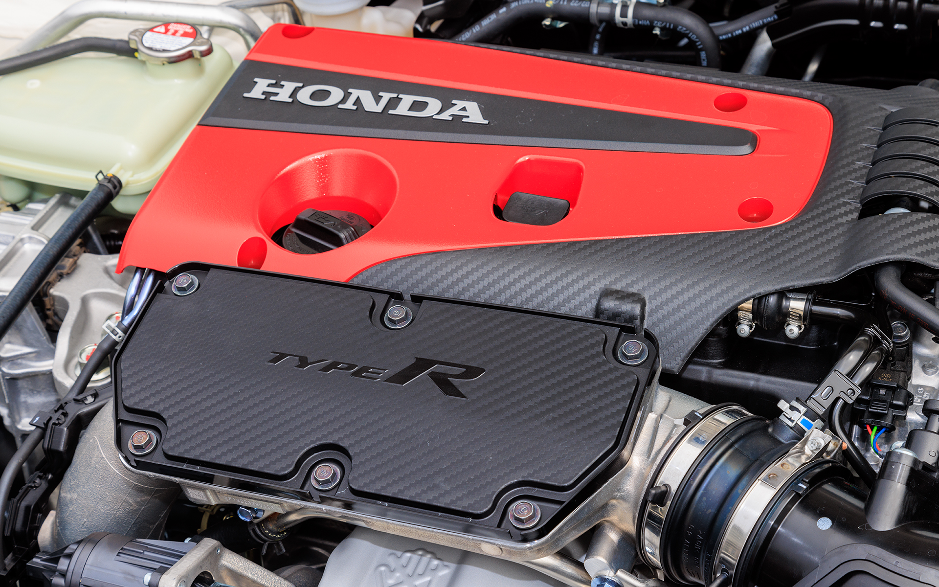 赤いエンジンカバーなどタイプRならではの意匠も