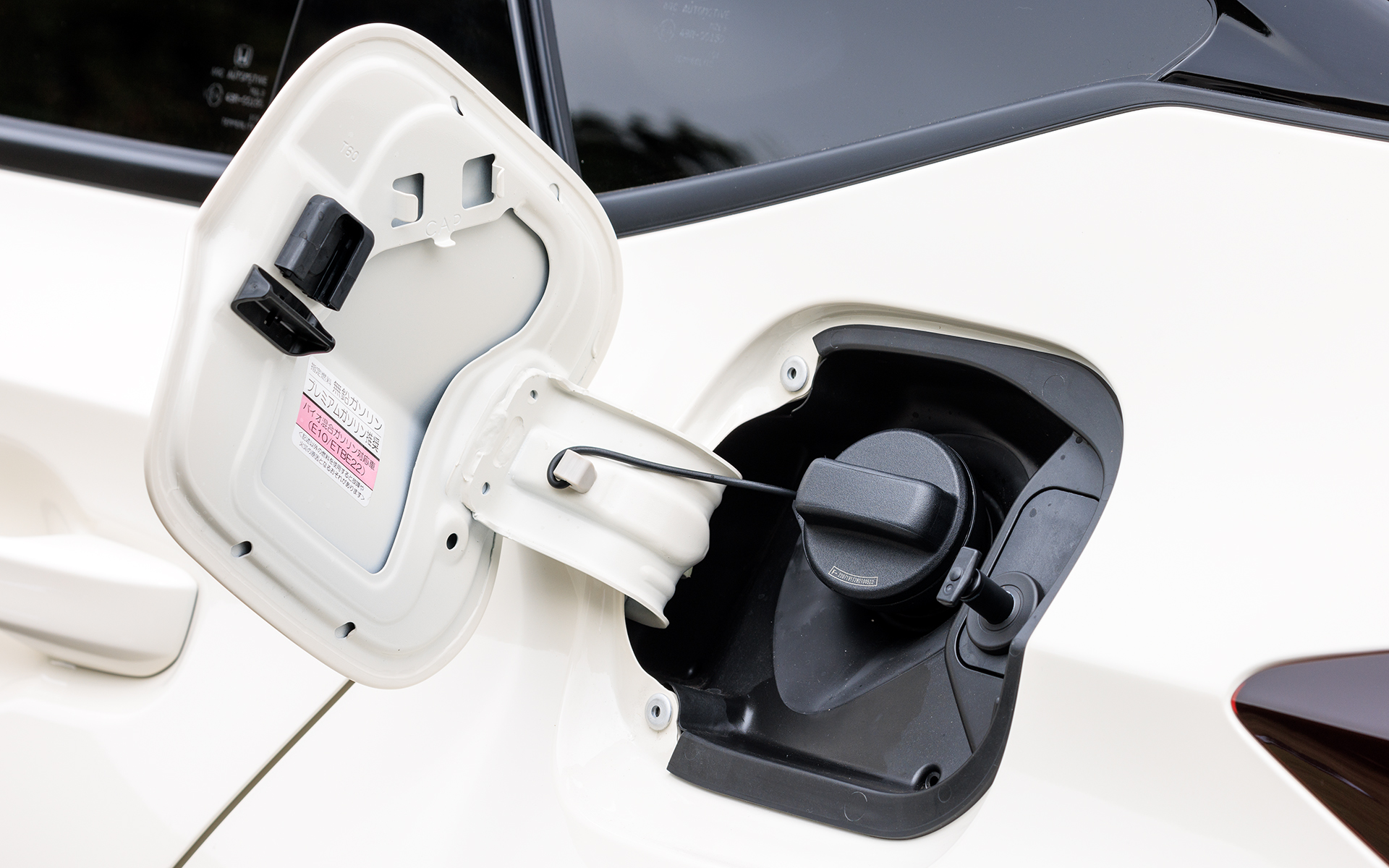 燃料は無鉛プレミアムガソリン仕様。タンク容量は47L