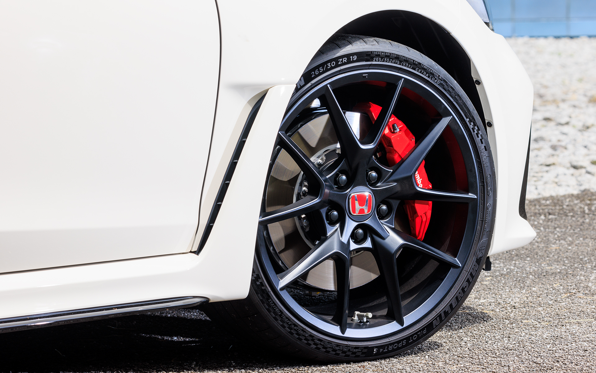 タイヤはミシュラン「パイロットスポーツ4S」でサイズは265/30ZR19。アルミホイールはリバースリム構造を採用することでタイヤの接地性を向上