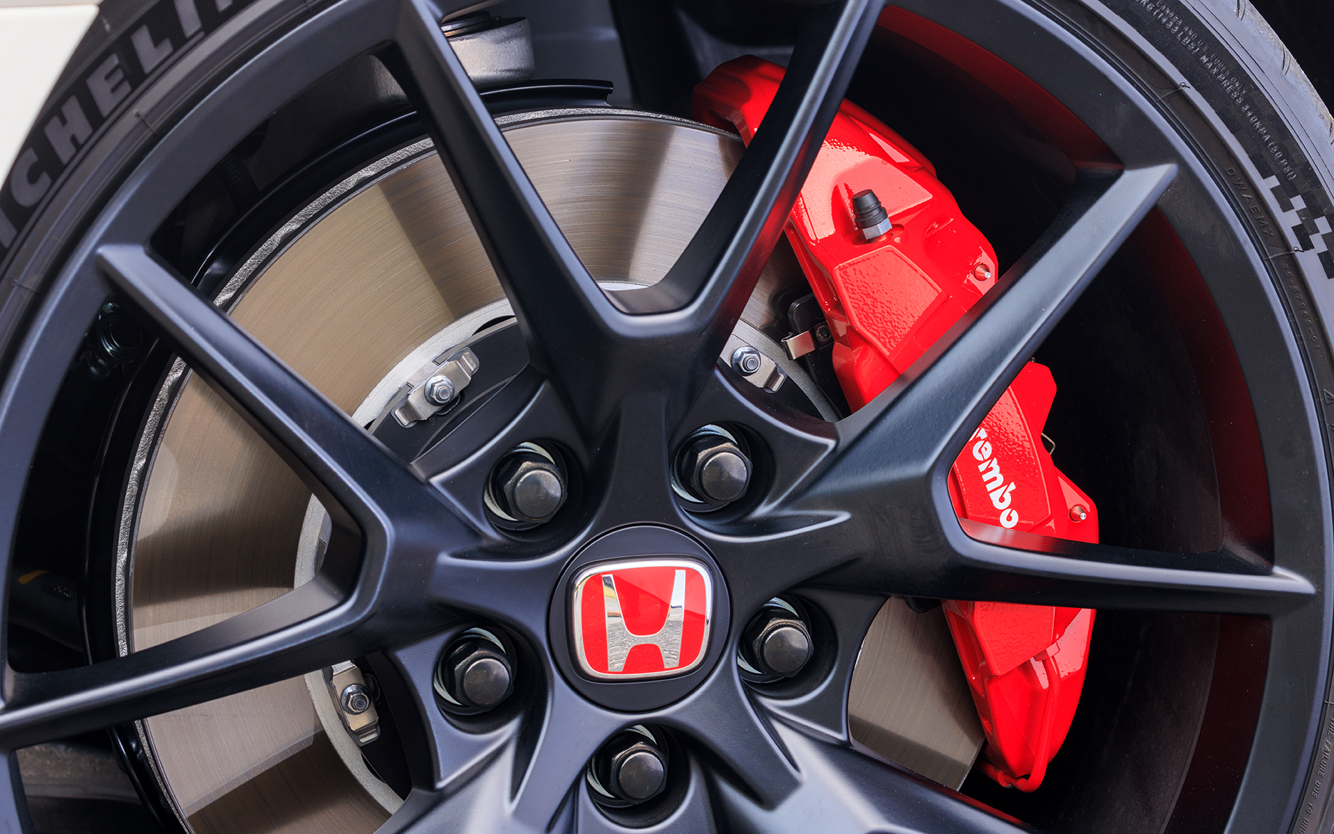 フロントブレーキはブレンボ製対向4ポットキャリパーとφ350mmの2ピースディスクブレーキの組み合わせ