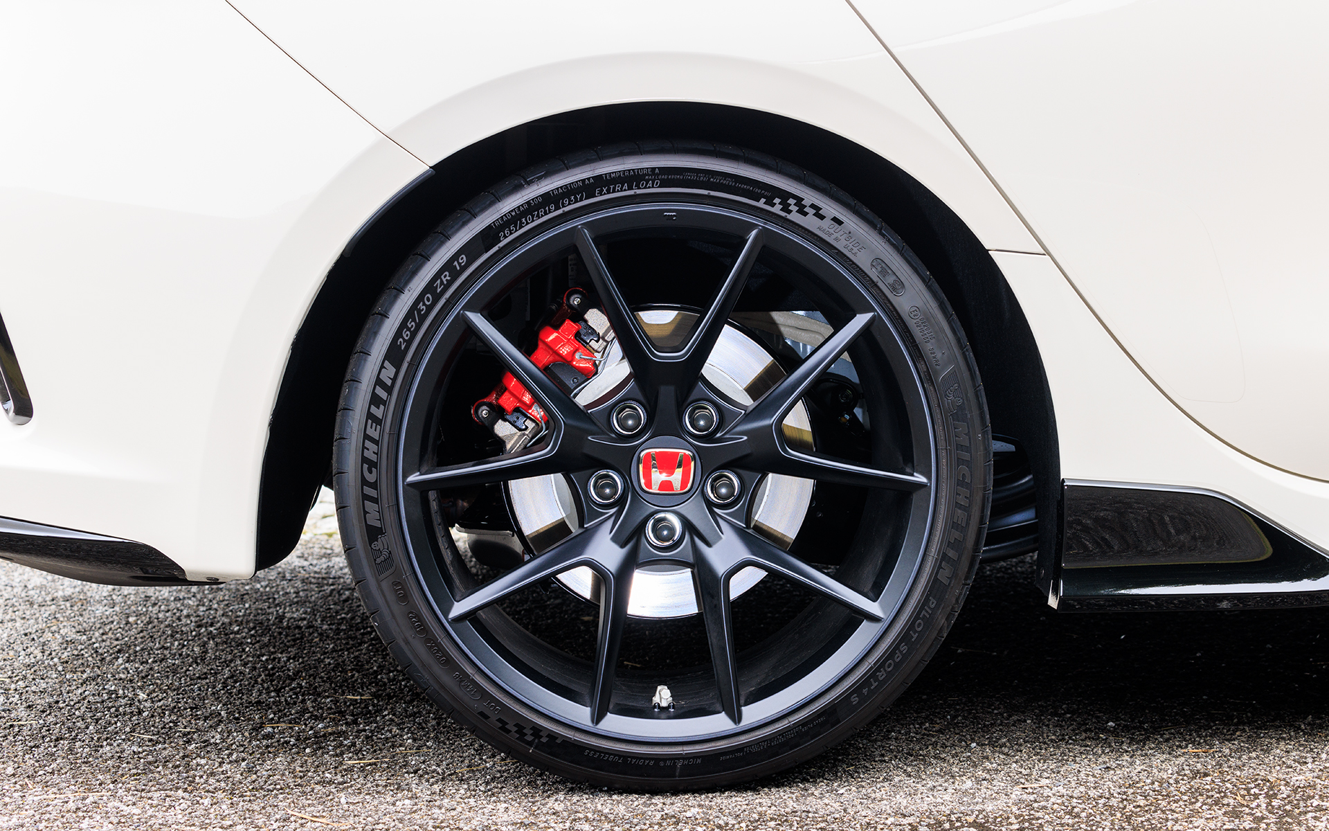 リアのタイヤ＆ホイールはフロントと同様。リアのディスクブレーキはφ305mm