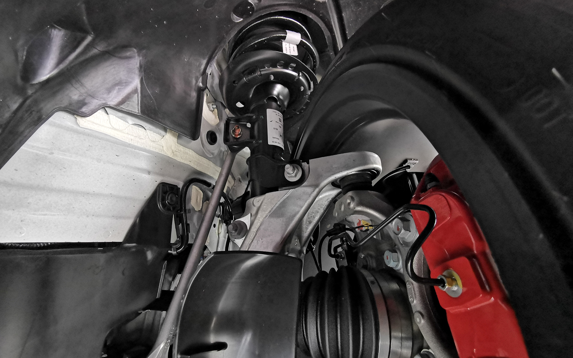 サスペンションはタイプR専用。フロントはデュアルアクシス・ストラット式