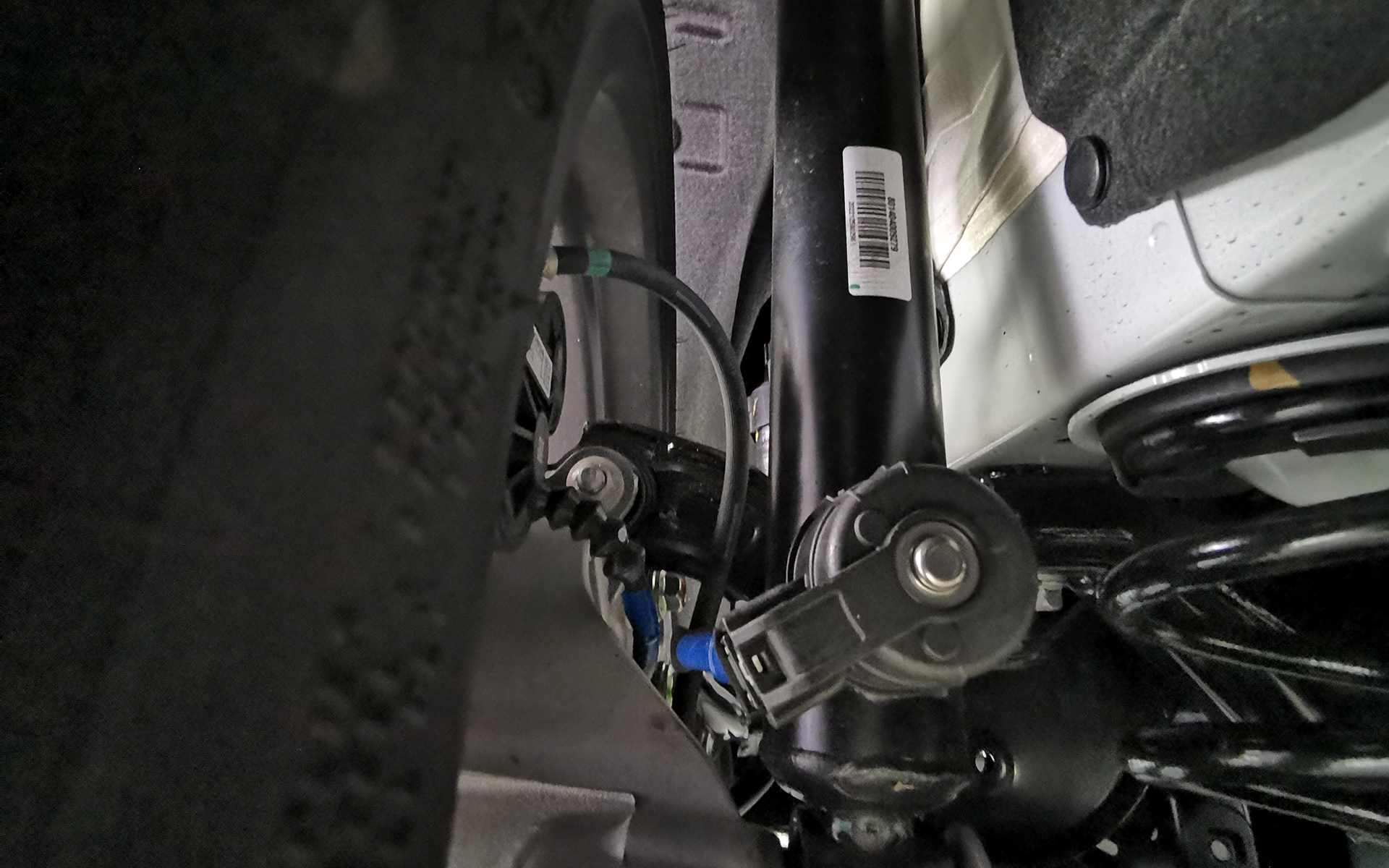 リアサスペンションはマルチリンク式