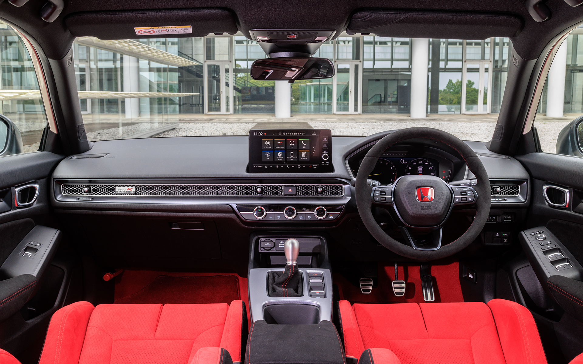 内装はブラック＆レッドのコンビネーション