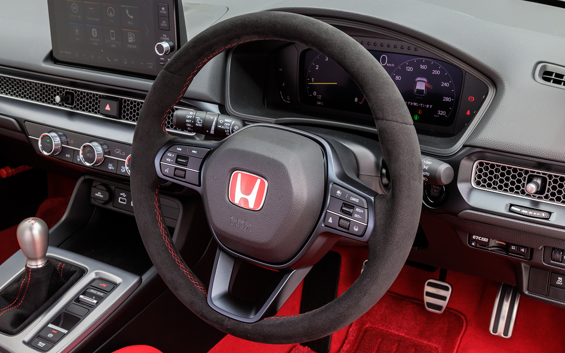 専用ステアリングにはアルカンターラを採用