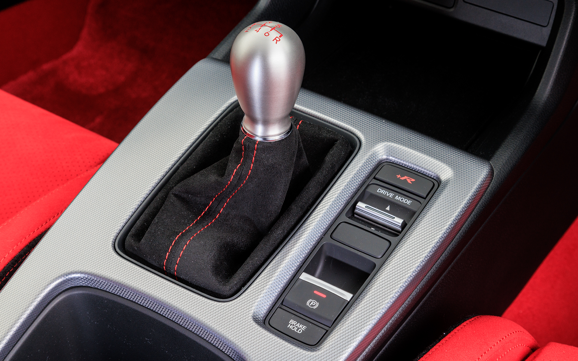 シフトノブは歴代モデルと同じくアルミ製。コンソールパネルもアルミ製となる