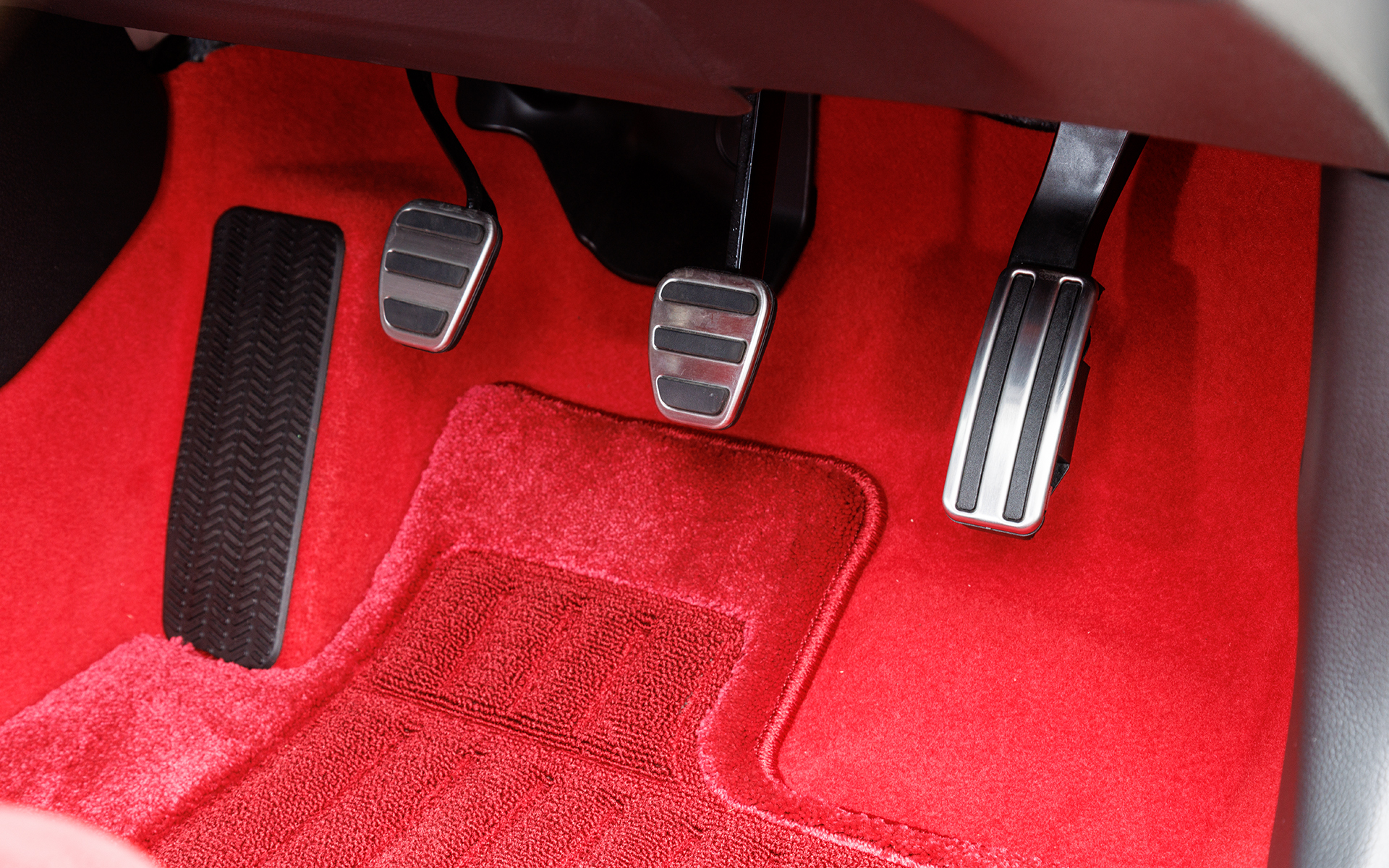 ペダル類はアルミ製のスポーツタイプ