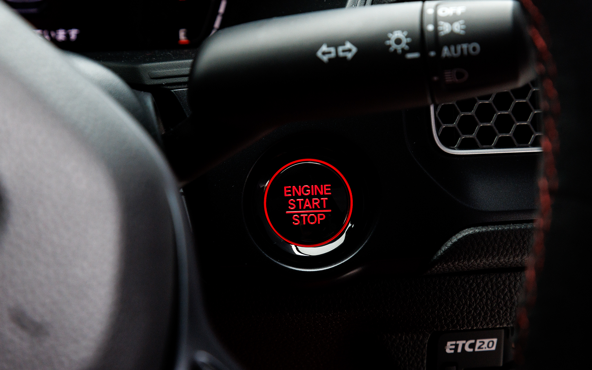 エンジンスタート/ストップスイッチは正面からは赤く見える