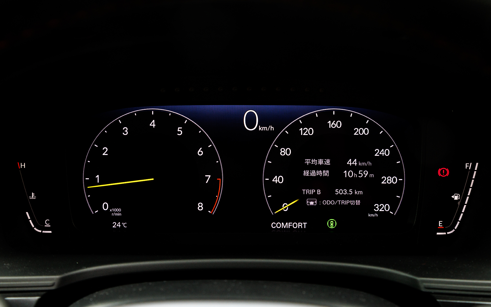 専用メーターは10.2インチの液晶タイプ。選択した走行モード（コンフォート、スポーツ、インディビジュアル）によって表示が変化する