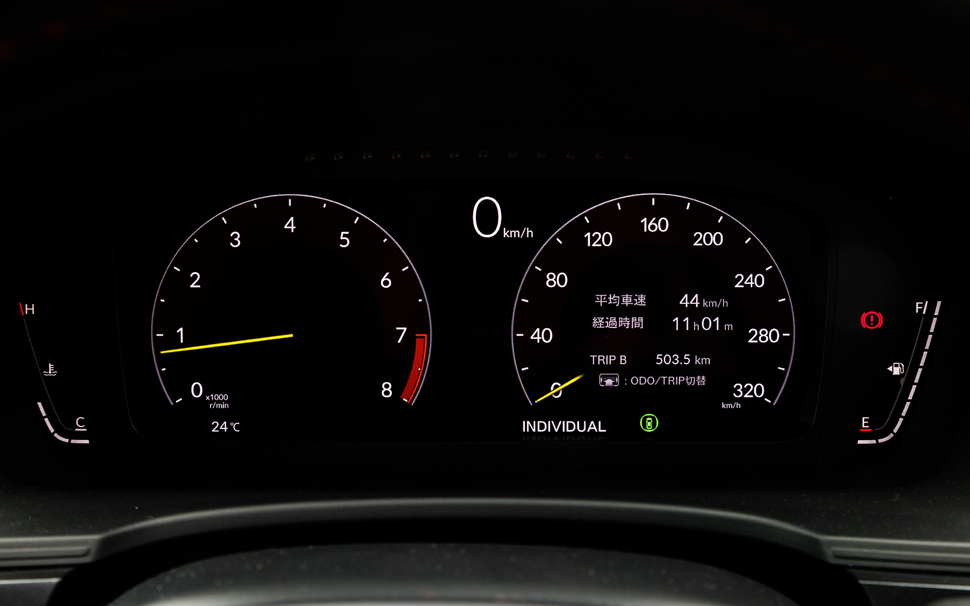 専用メーターは10.2インチの液晶タイプ。選択した走行モード（コンフォート、スポーツ、インディビジュアル）によって表示が変化する