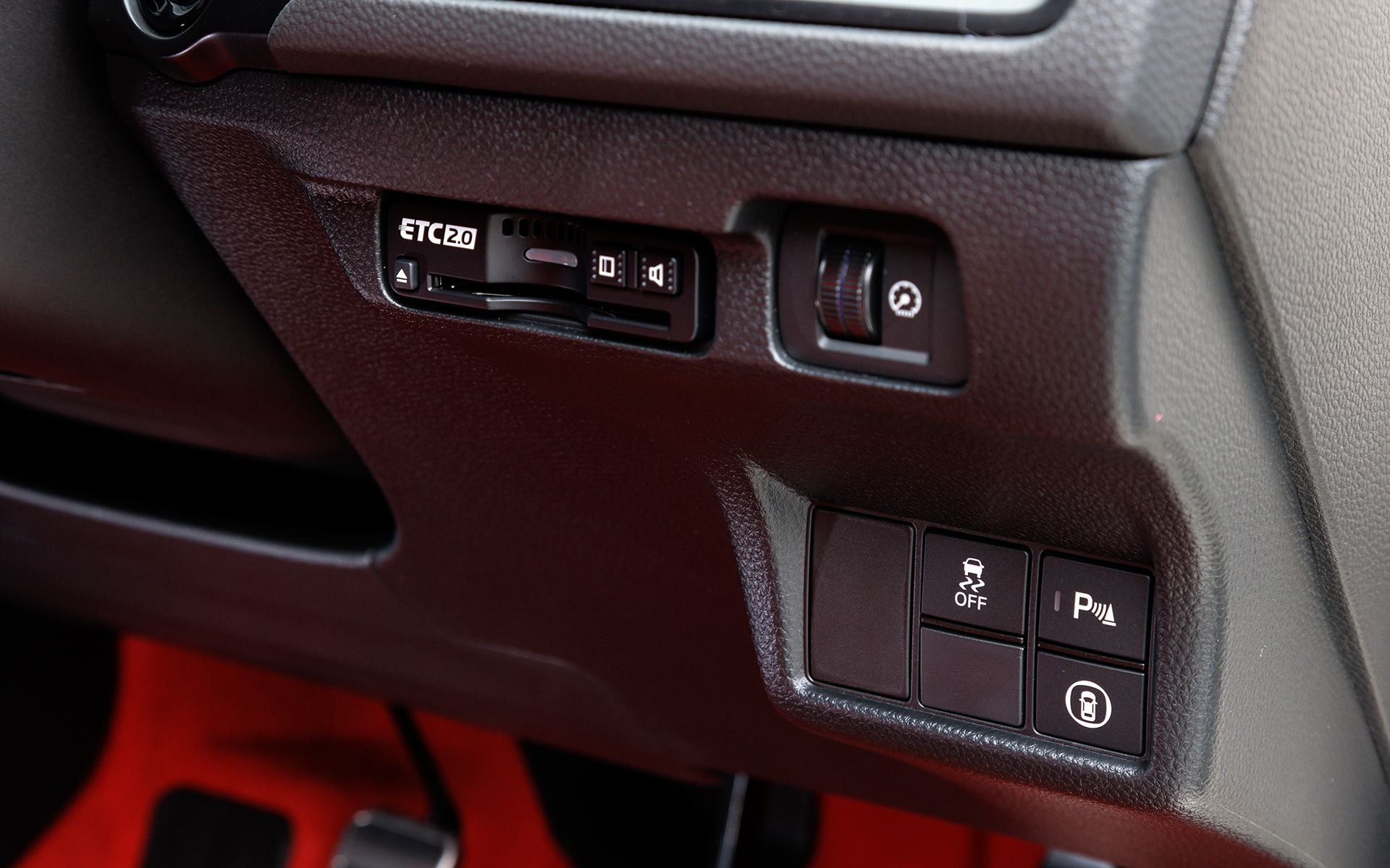 ステアリングコラム右側には標準装備のETC2.0車載器や安全装備系のスイッチなど