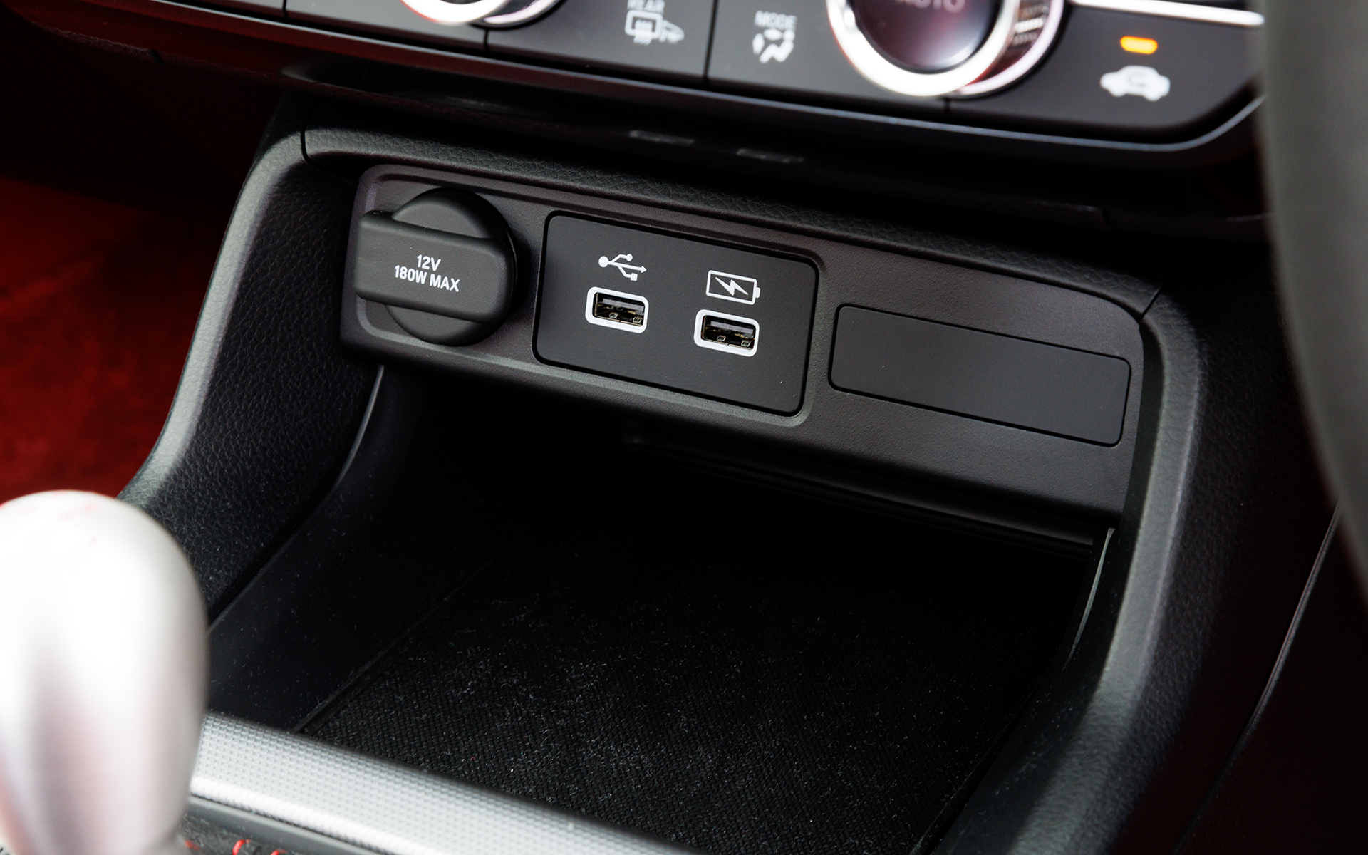 シフト前にはDC12VソケットとUSB端子を用意