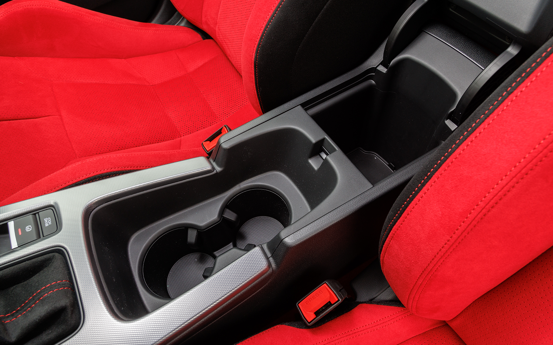 フロントシートの間にはカップホルダーと収納