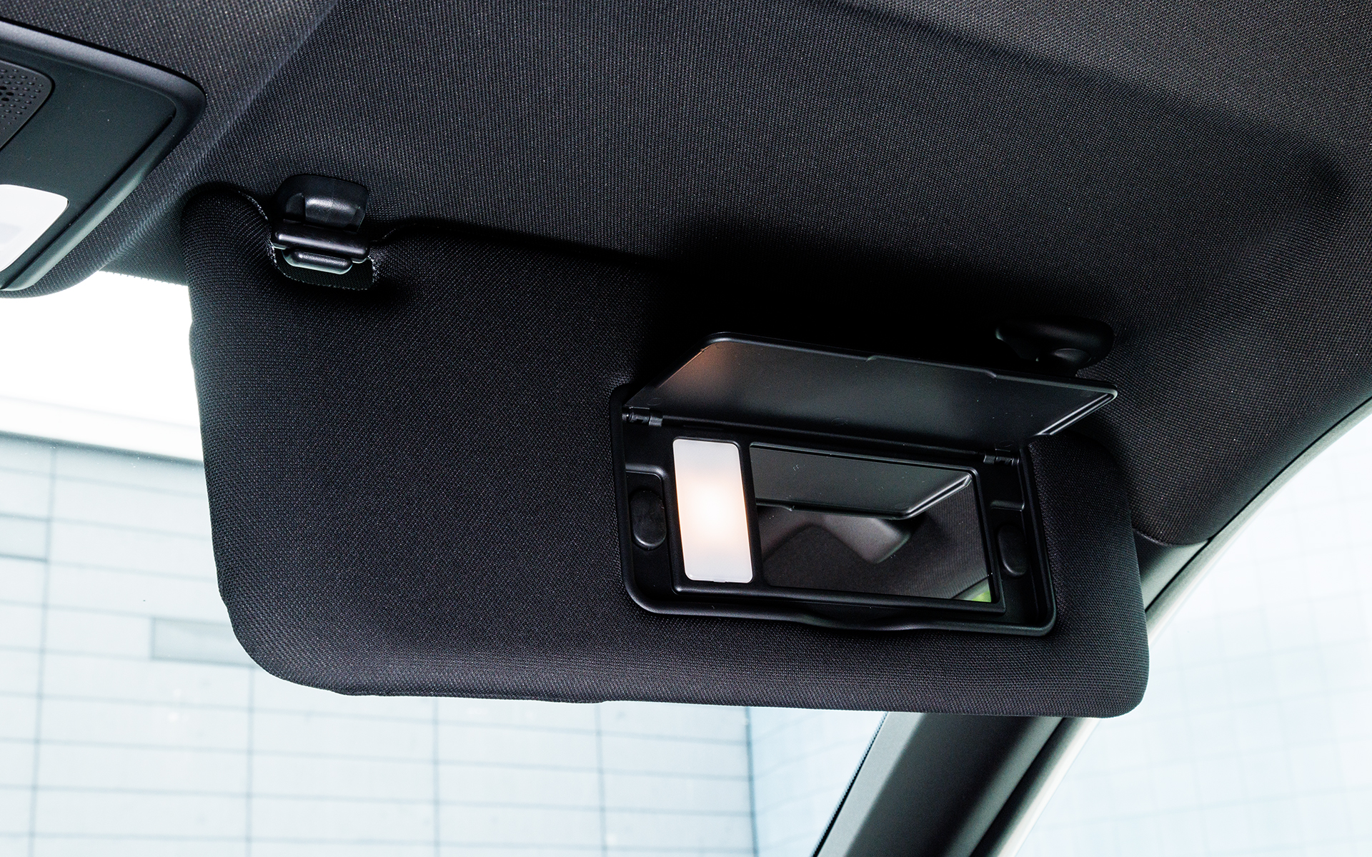 サンバイザー裏にはバニティミラーを装備。照明も付く