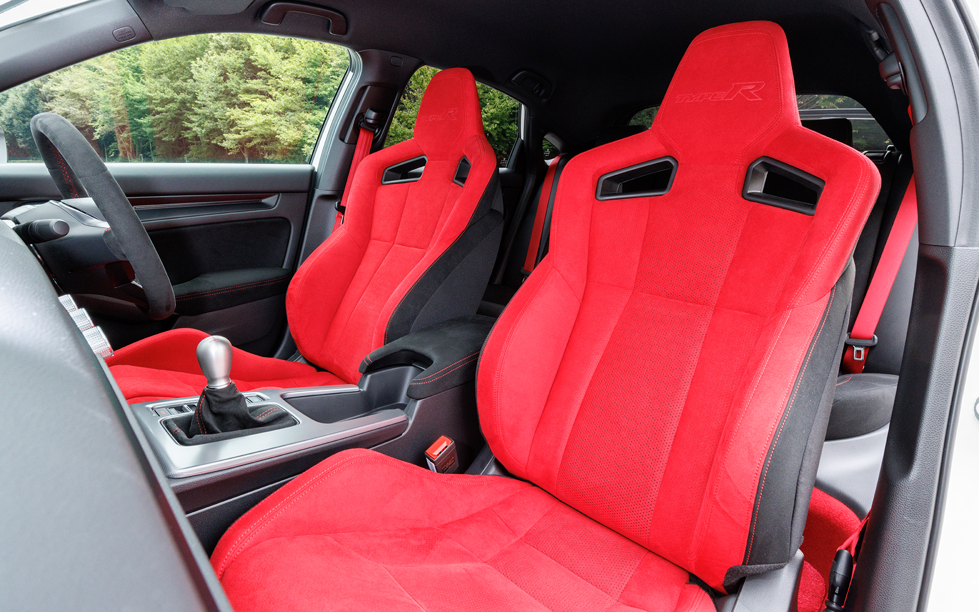 専用設計のフロントシート。先代に装着されたシートよりも軽量化を実現しつつサポート性や疲れにくさをアップ