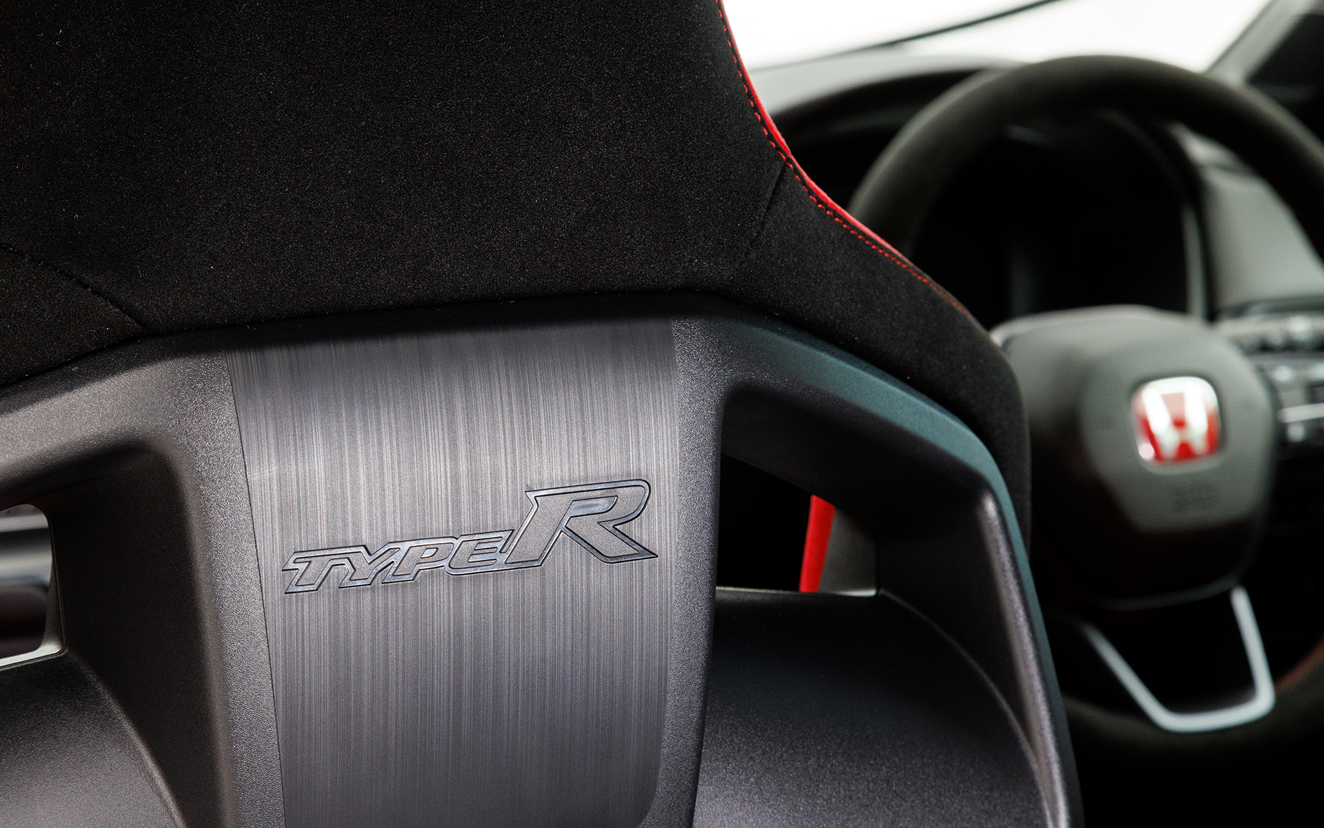 シートバックにもロゴを配置