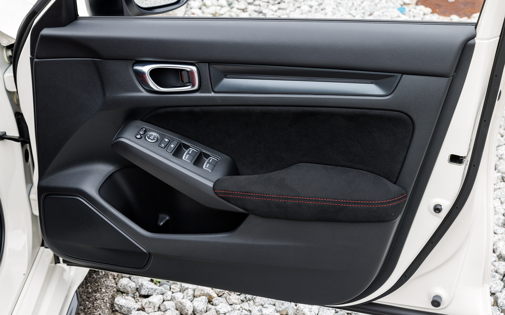 アームレスト部にはスエード調素材を採用しつつ赤いステッチも