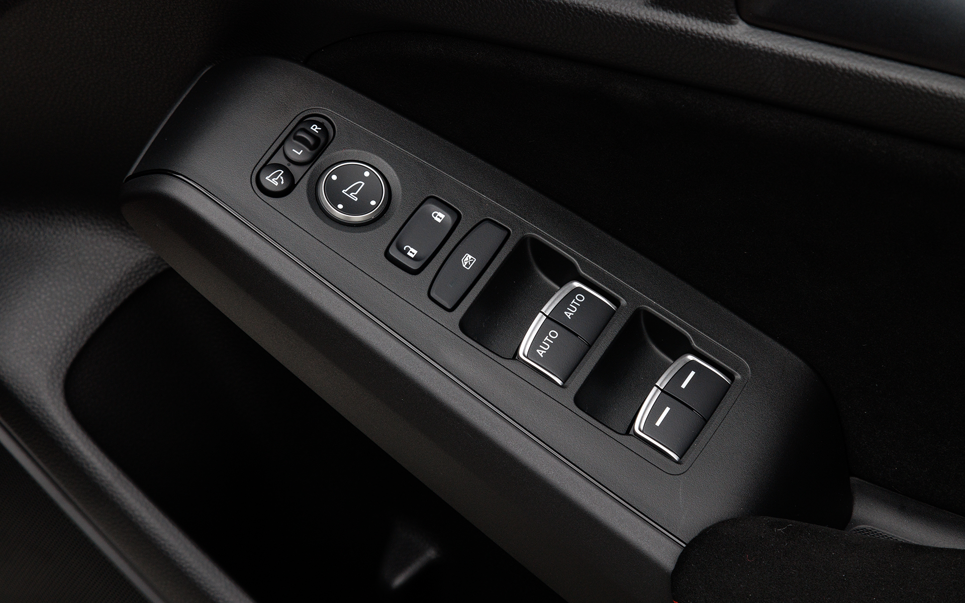 アームレスト部前方にはドアミラーやパワーウィンドウのスイッチ