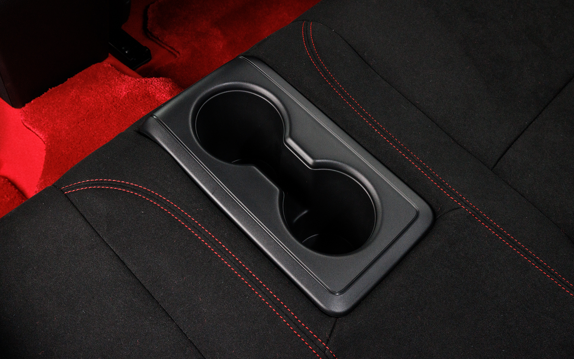 乗車定員は4名。リアシート中央部にはドリンクホルダーが設けられている