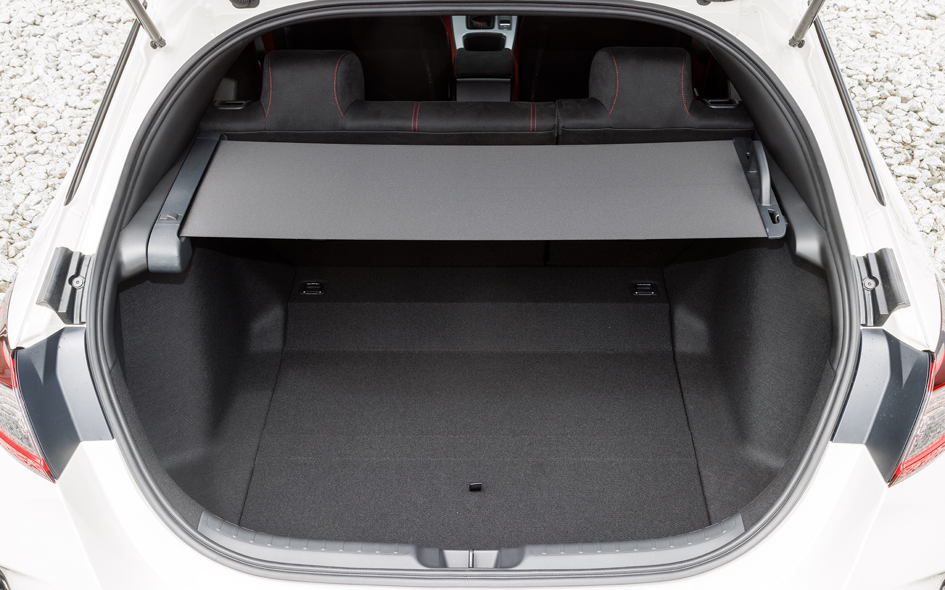 巻き取り式のカーゴカバーが付属