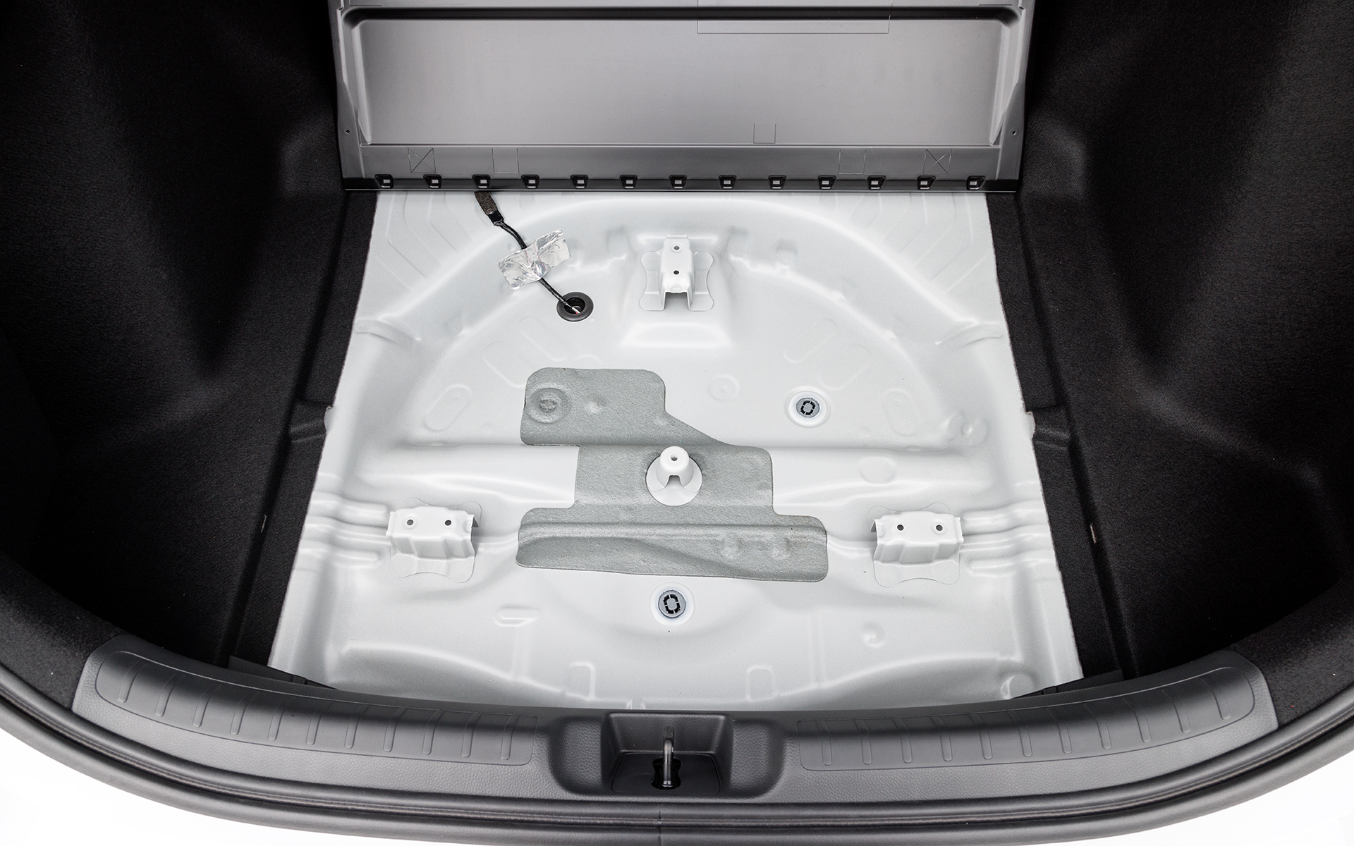 フロア下。サブトランクなどの収納はない