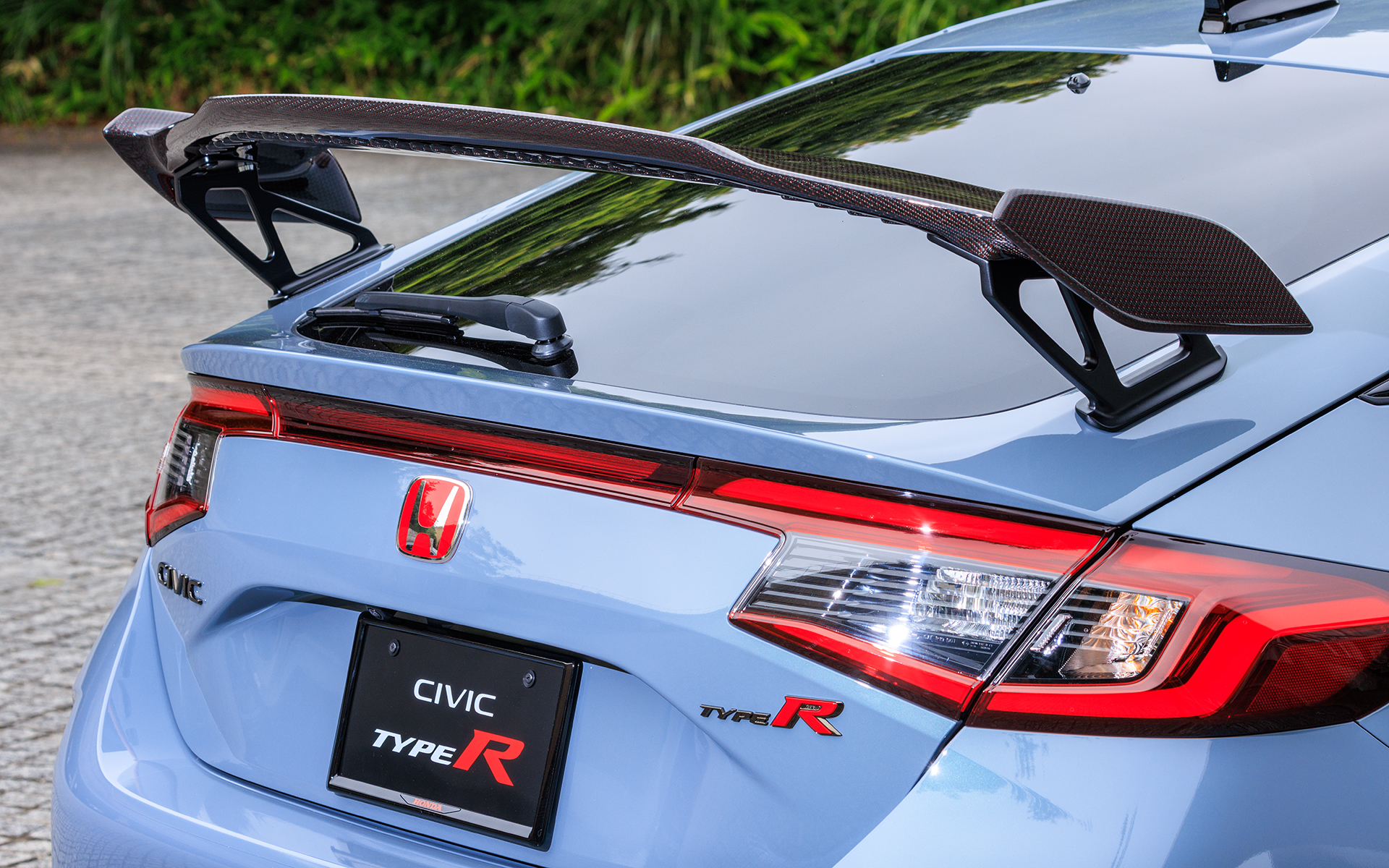 外装の目玉となるテールゲートスポイラー。27万5000円