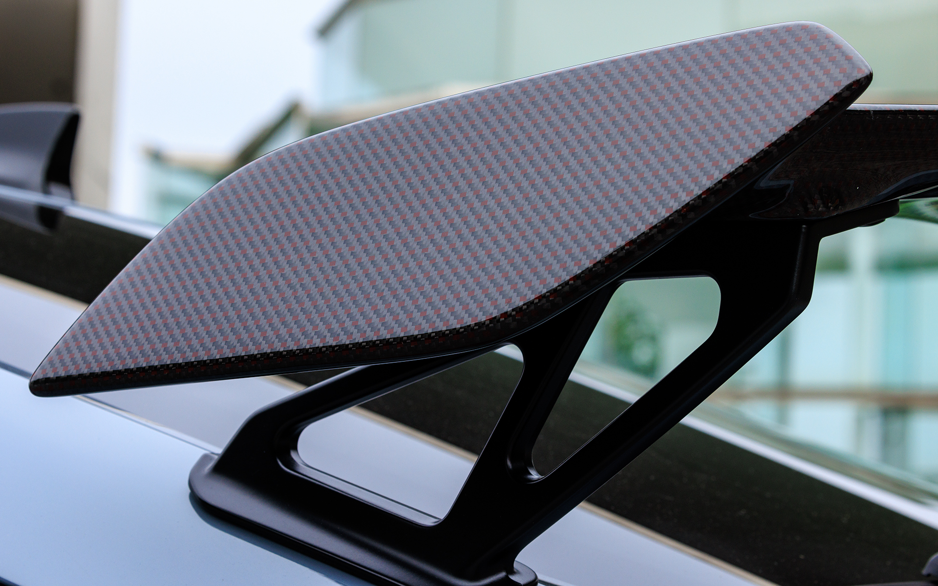 リアルカーボンとレッドポリエステルの綾織り