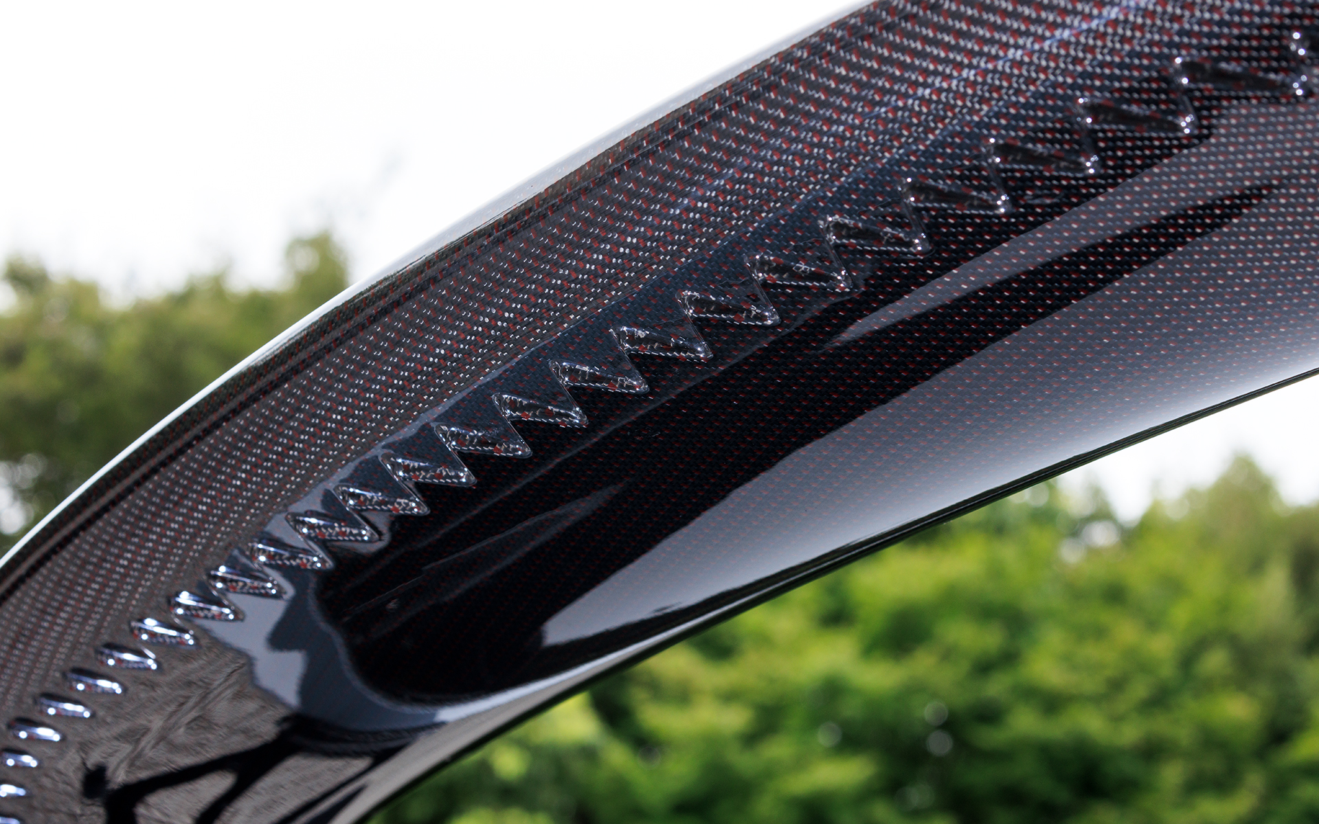 スポイラー下面は実効空力を実現する鋸歯形状