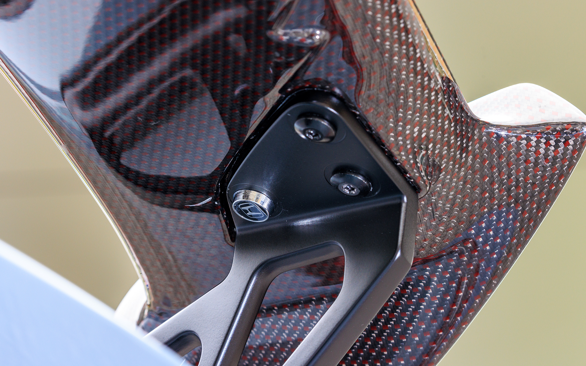 ステーは純正を使用するためスポイラー取り付け部には専用ナットを使用