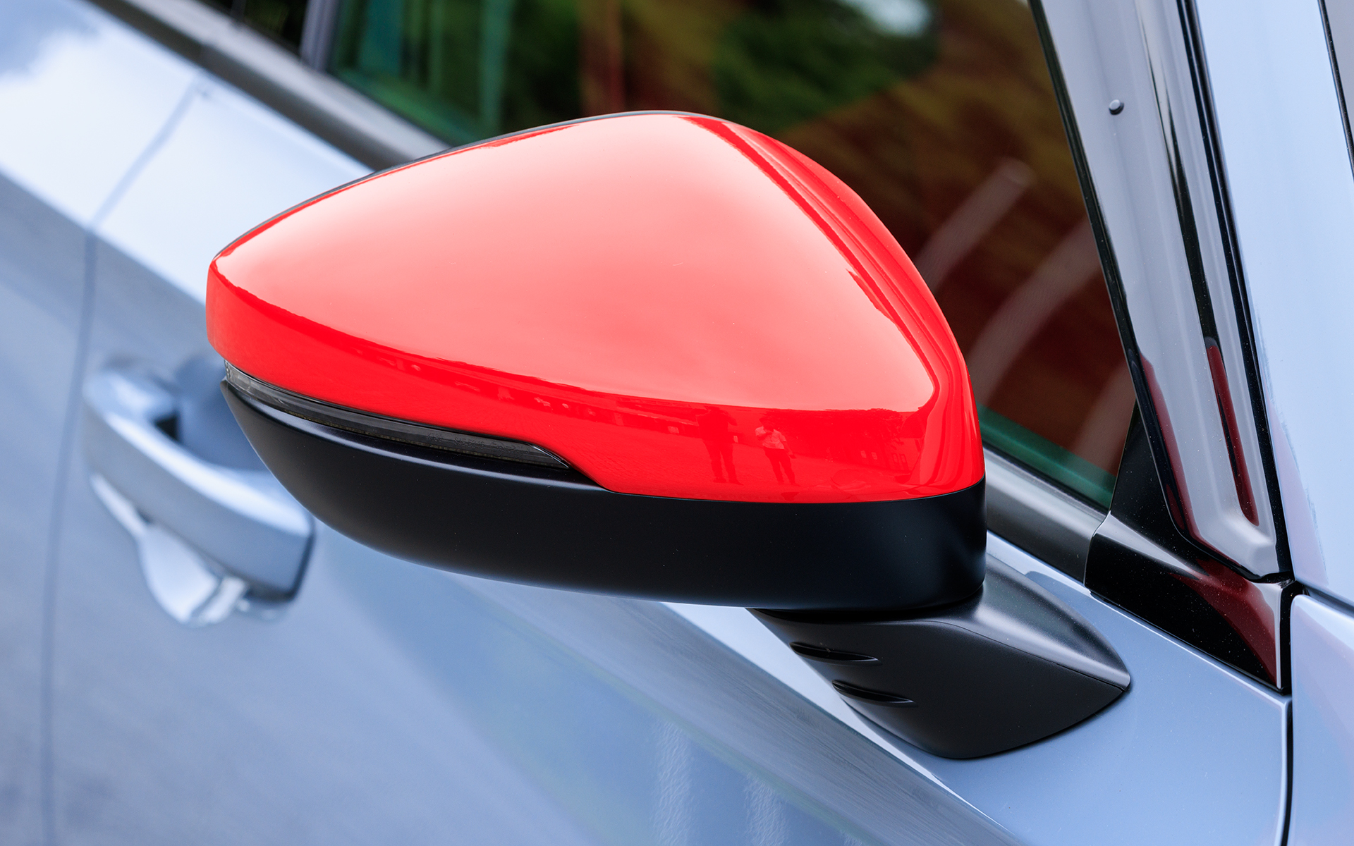 フレームレッドのドアミラーカバー。1万5400円