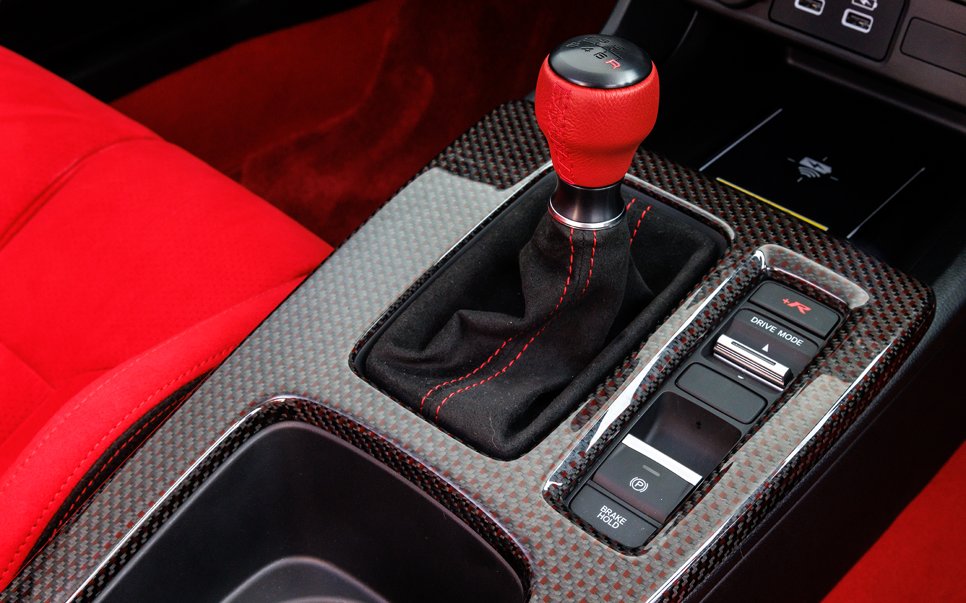 センターコンソールパネル。こちらもリアルカーボンとレッドポリエステルの綾織り。4万7300円