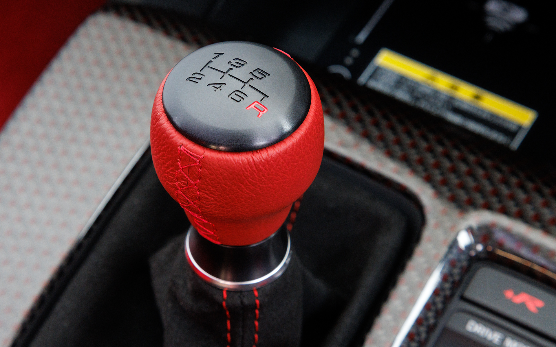 ブラックアルマイトと赤本革のシフトノブ。2万350円