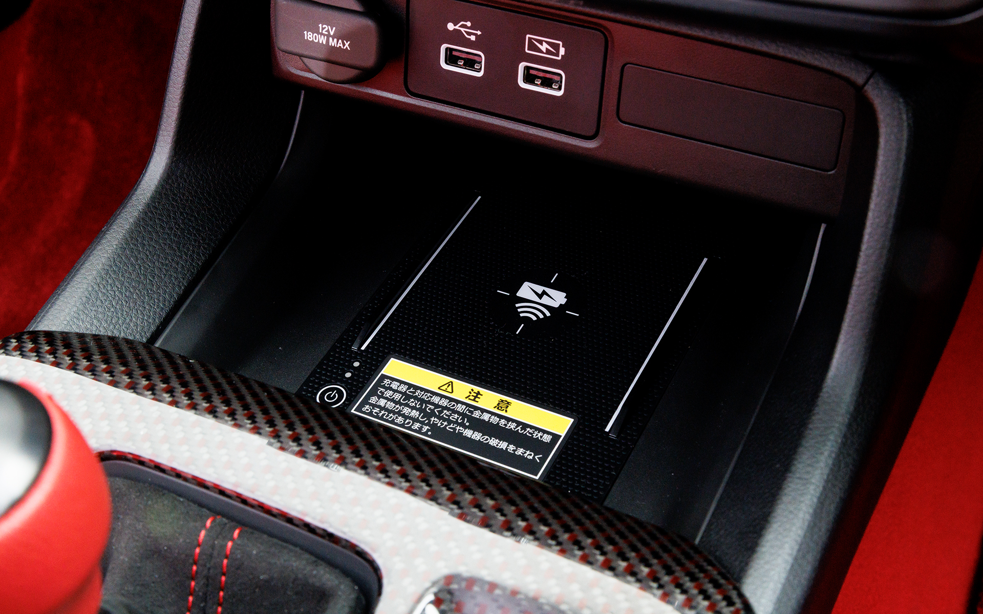 Qi対応のワイヤレス充電器。2万2000円。別途取り付けアタッチメント（8800円）が必要