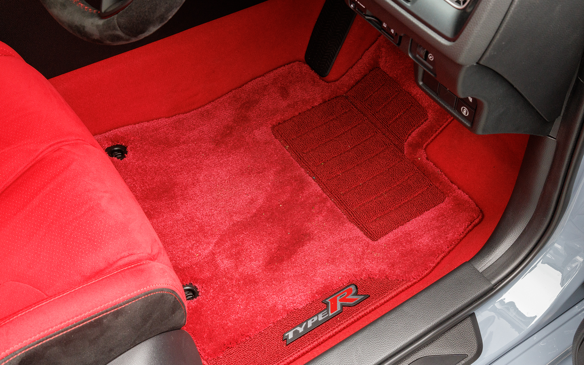 プレミアムタイプのフロアカーペットマット。バッジはブラックアルマイト製。1台分6万6000円