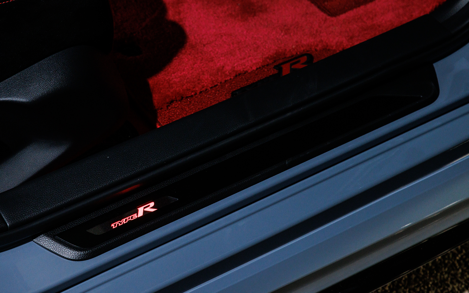 サイドステップガーニッシュ。フロント用はロゴが赤く発光するLEDイルミネーション付き。1台分5万6100円